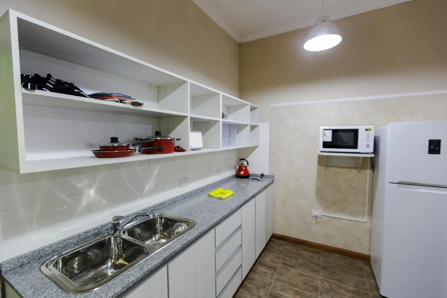 Communal kitchen in Che Juan Hostel BA