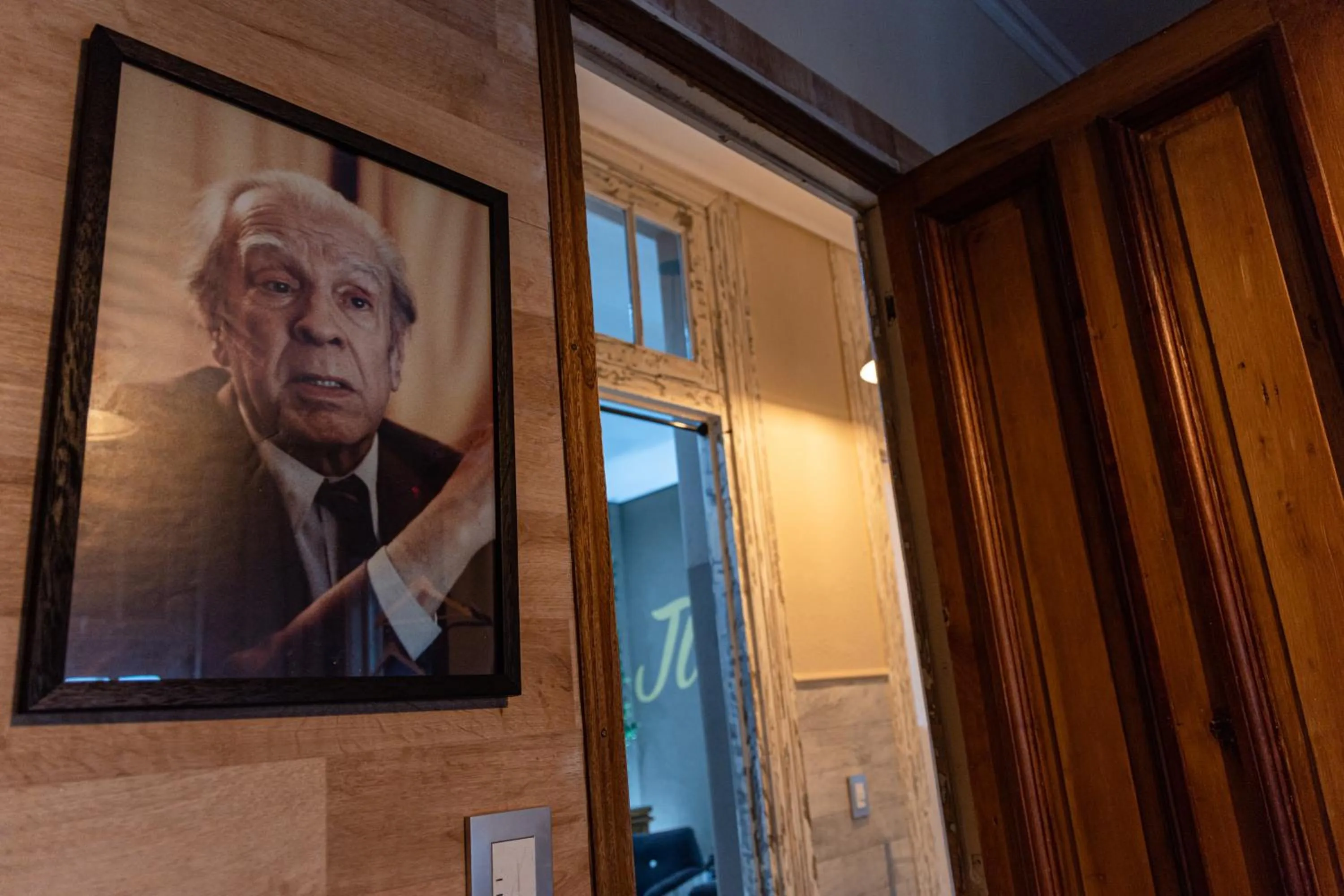 Logo/Certificate/Sign in Che Juan Hostel BA