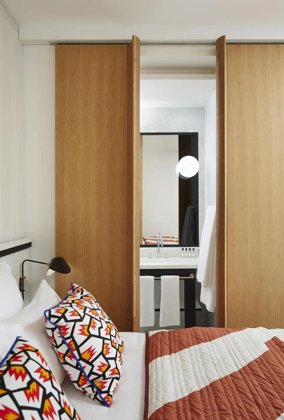 Bathroom, Bed in Hôtel du Ministère