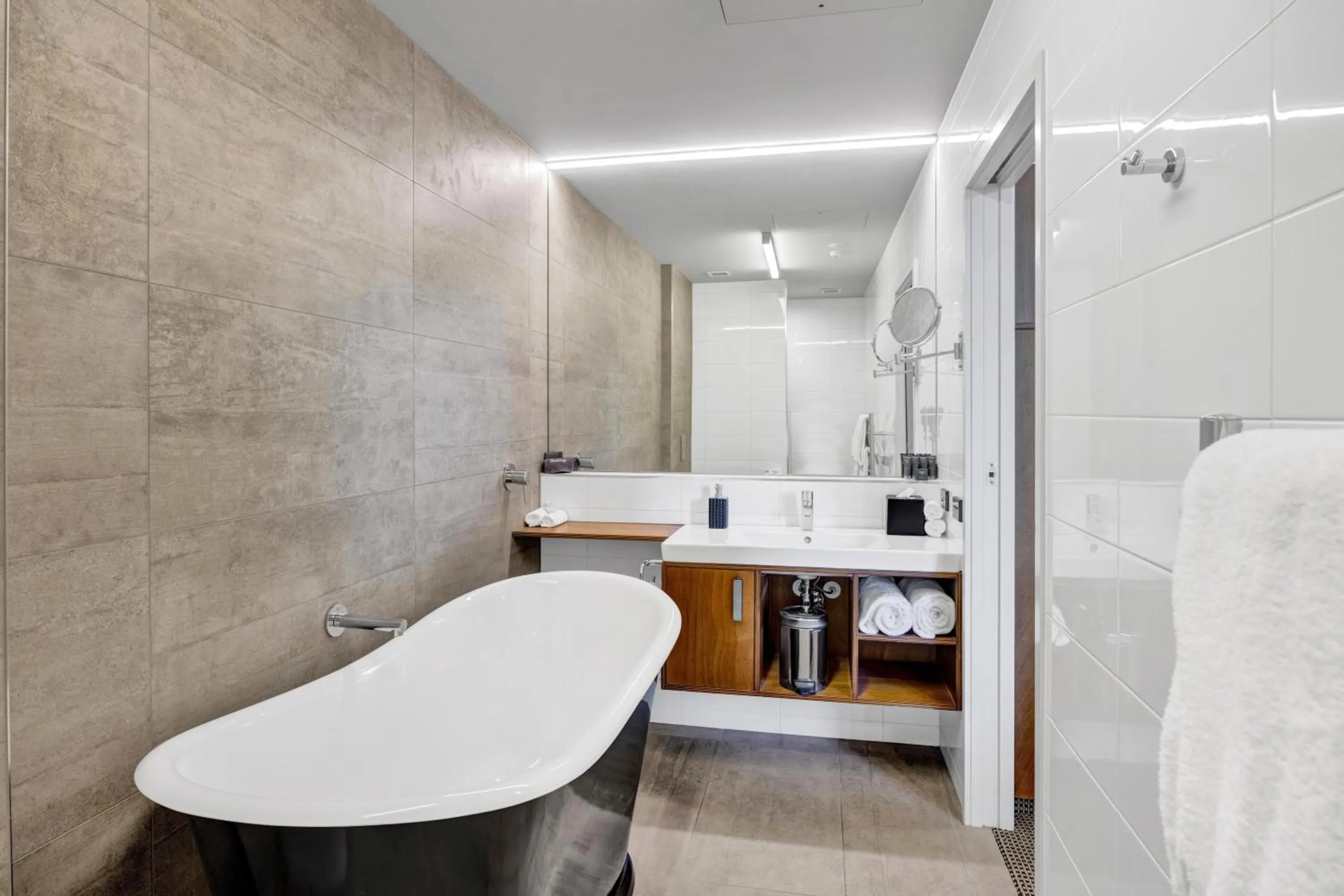 Bath in King and Queen Hotel Suites