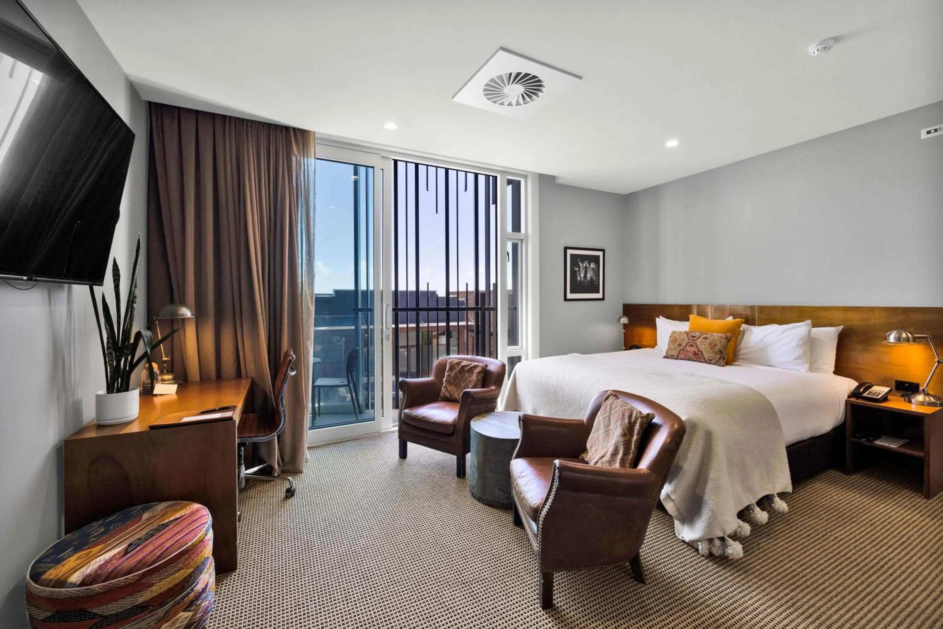 Photo of the whole room, Bed in King and Queen Hotel Suites