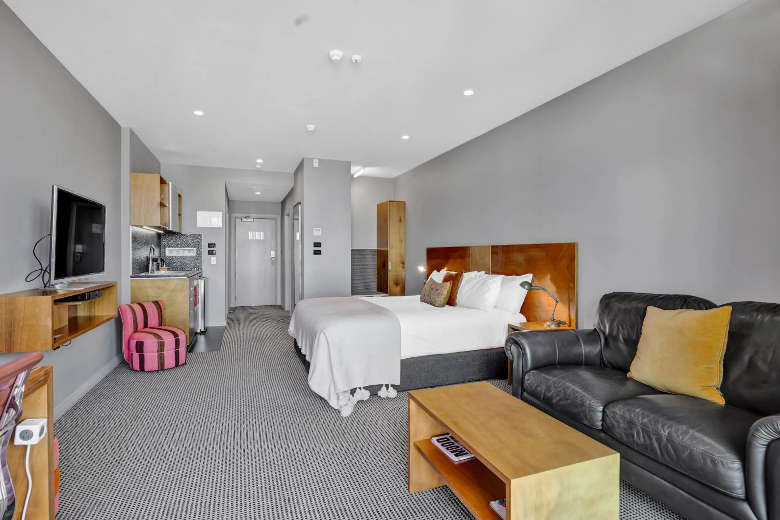 Photo of the whole room, Bed in King and Queen Hotel Suites