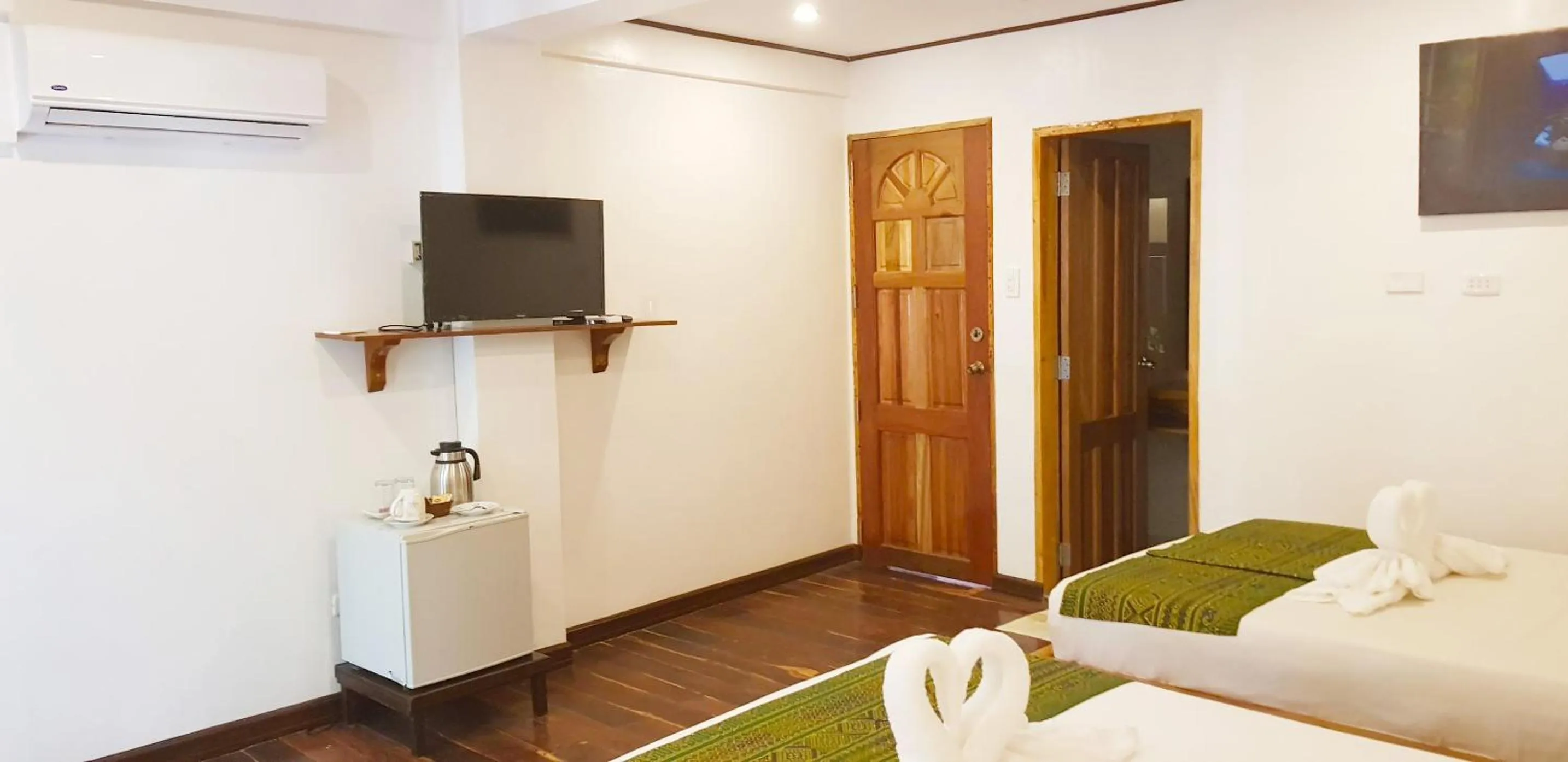 TV and multimedia, Bed in DiveGurus Boracay Beach Resort