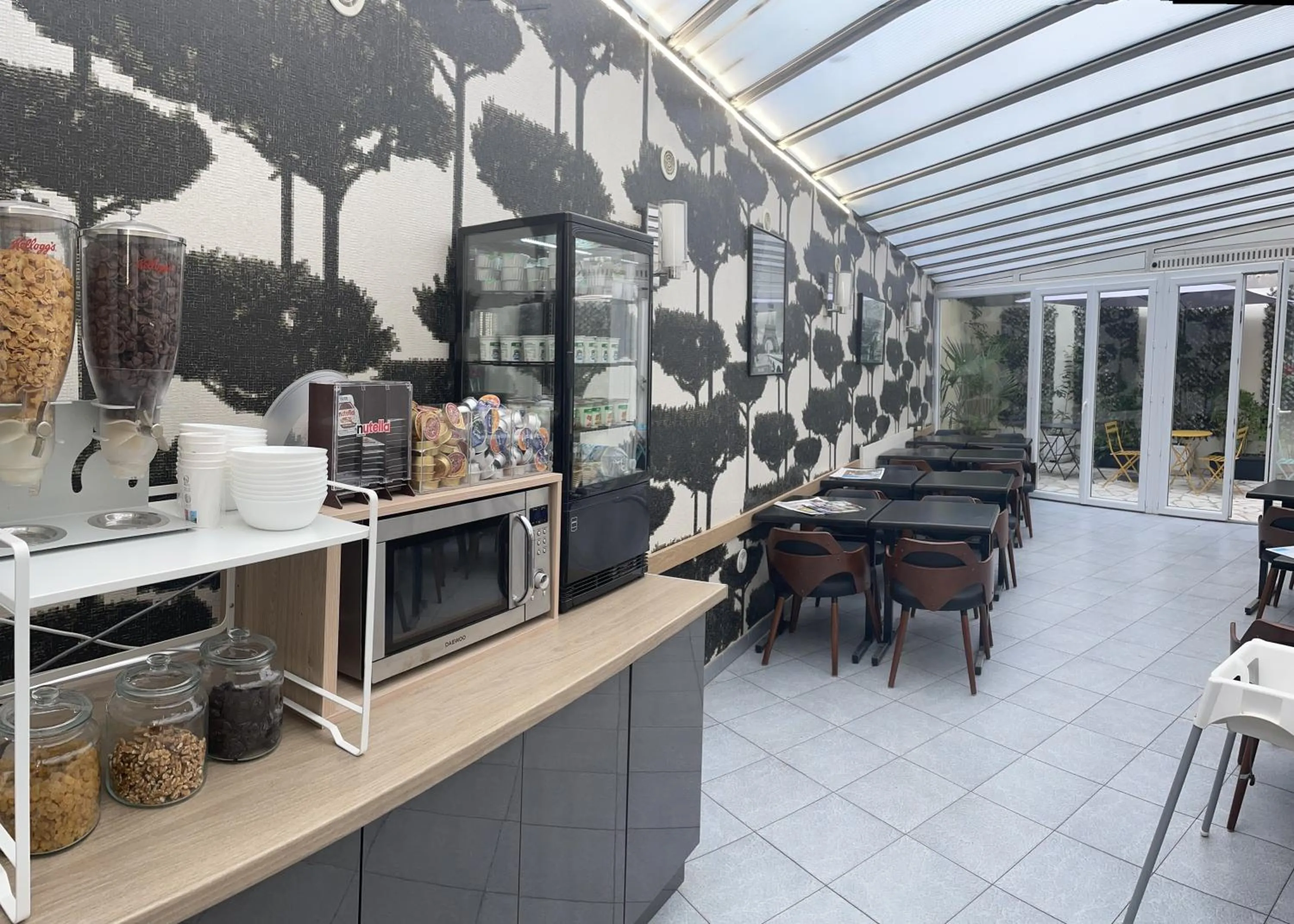 Buffet breakfast in Hipotel Lilas Gambetta