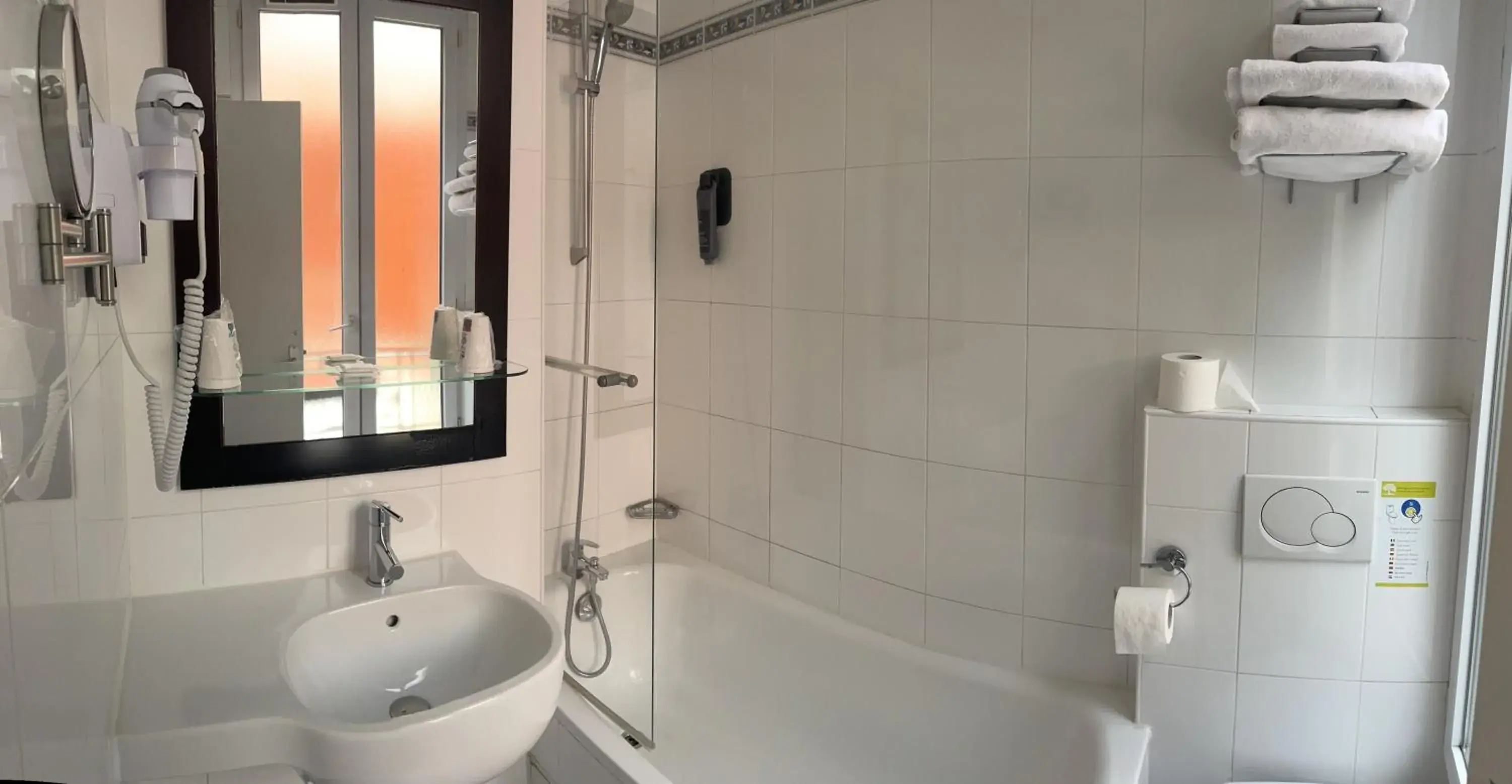 Bath in Hotel Lilas Gambetta Bath in Hotel Lilas Gambetta
