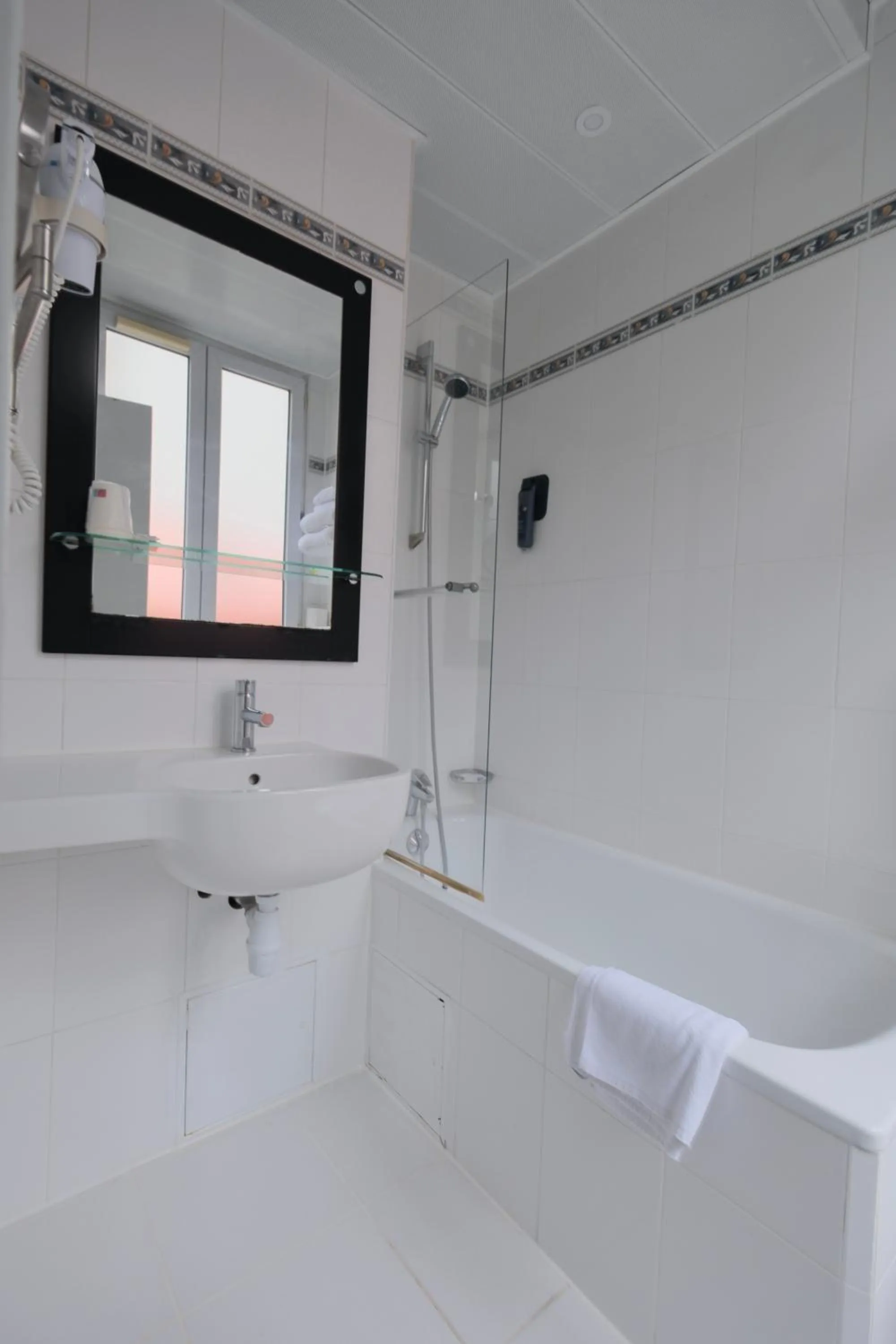 Bathroom in Hipotel Lilas Gambetta