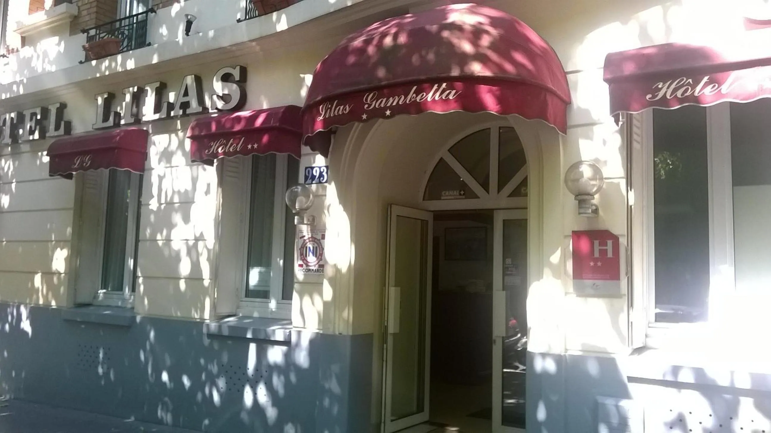 Facade/entrance in Hipotel Lilas Gambetta