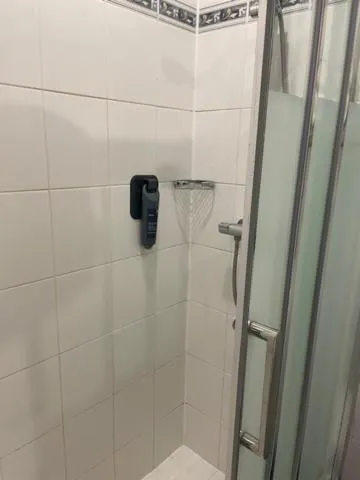 Bathroom in Hipotel Lilas Gambetta