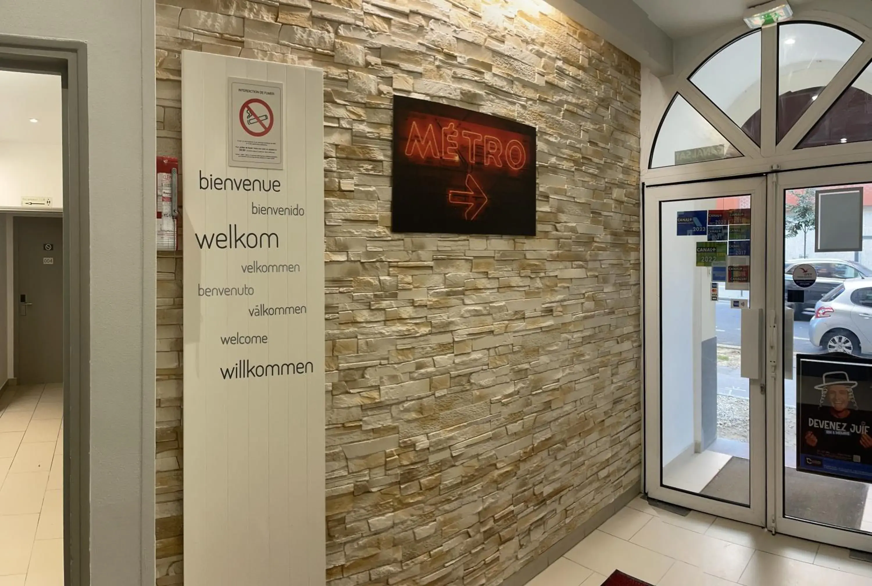 Lobby or reception in Hipotel Lilas Gambetta Lobby or reception in Hipotel Lilas Gambetta