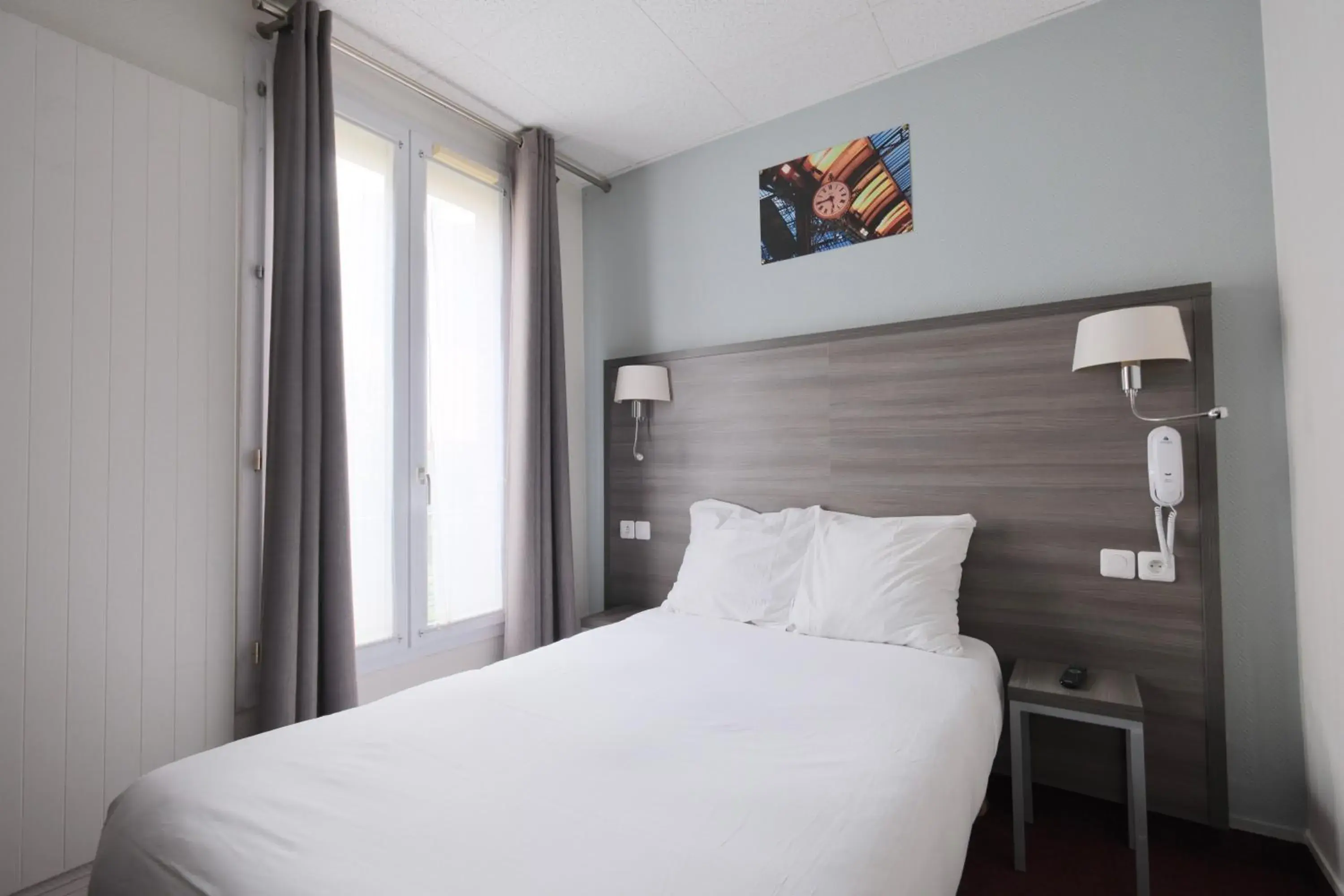 Bedroom, Bed in Hotel Lilas Gambetta Bedroom, Bed in Hotel Lilas Gambetta