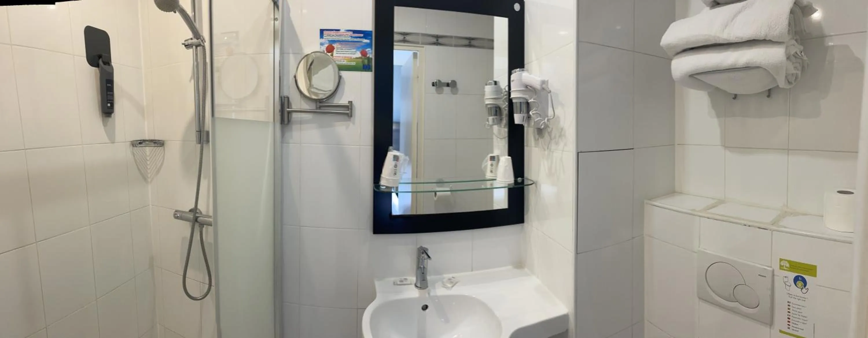 Shower in Hipotel Lilas Gambetta