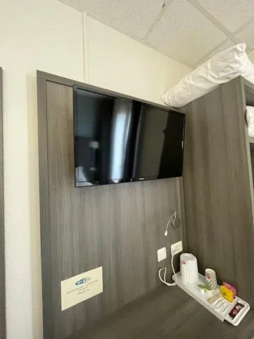 TV and multimedia in Hipotel Lilas Gambetta