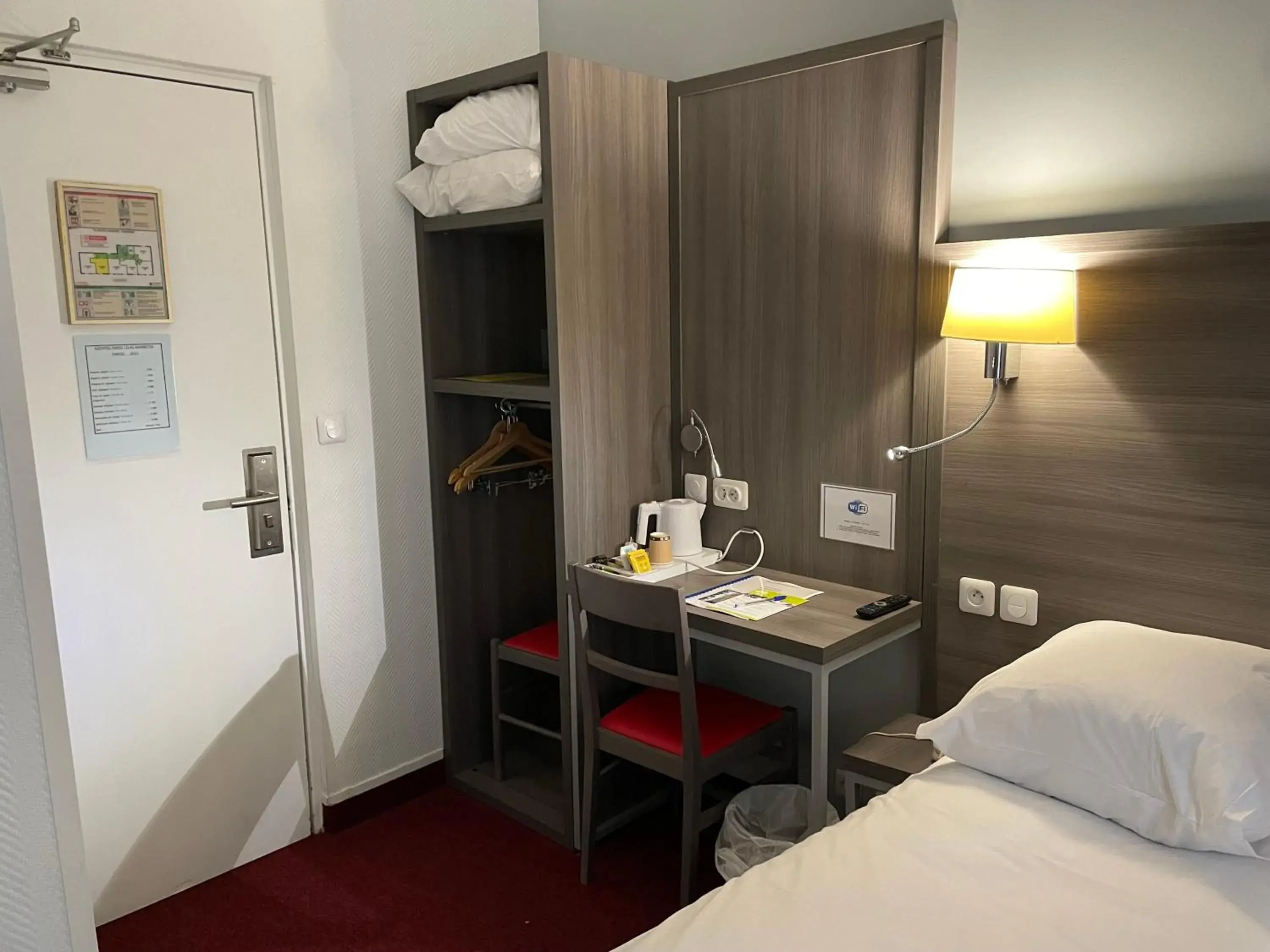 Bedroom, Bed in Hipotel Lilas Gambetta Bedroom, Bed in Hipotel Lilas Gambetta