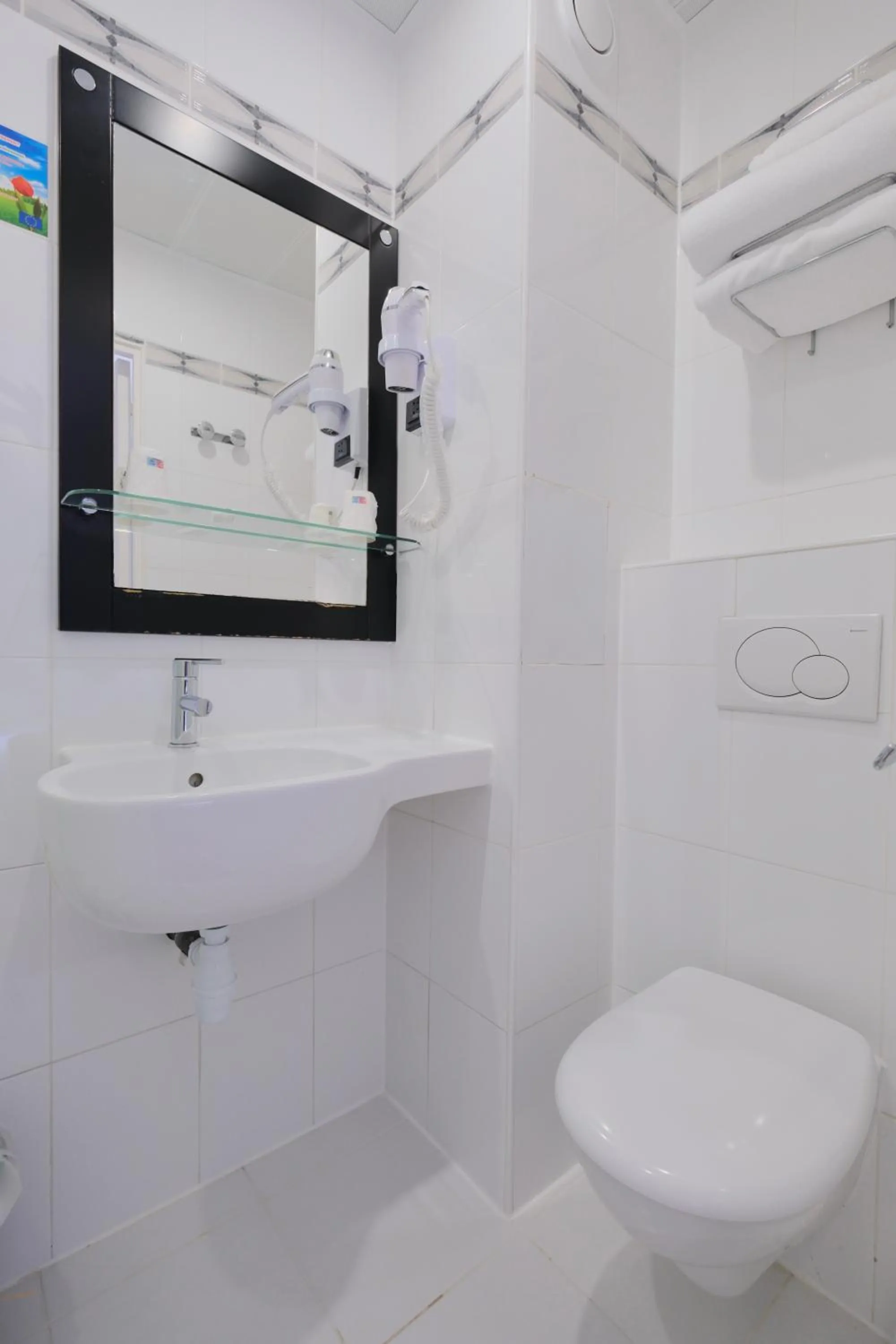 Shower in Hipotel Lilas Gambetta