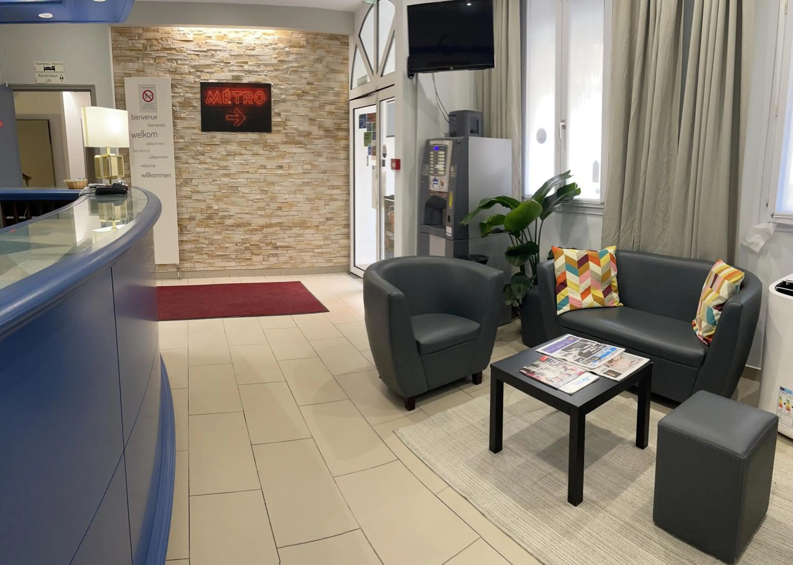 Lobby or reception in Hipotel Lilas Gambetta