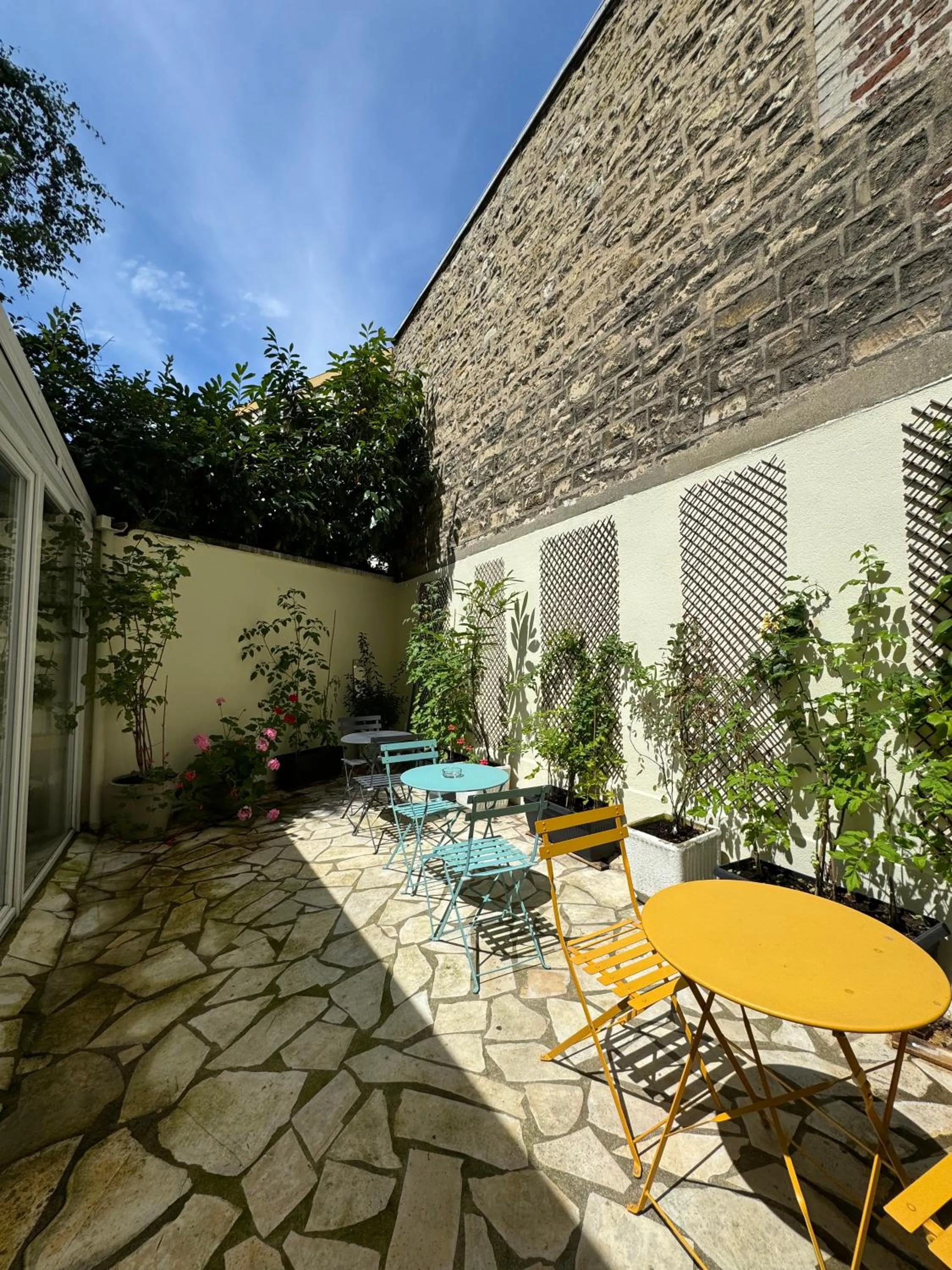 Patio in Hipotel Lilas Gambetta