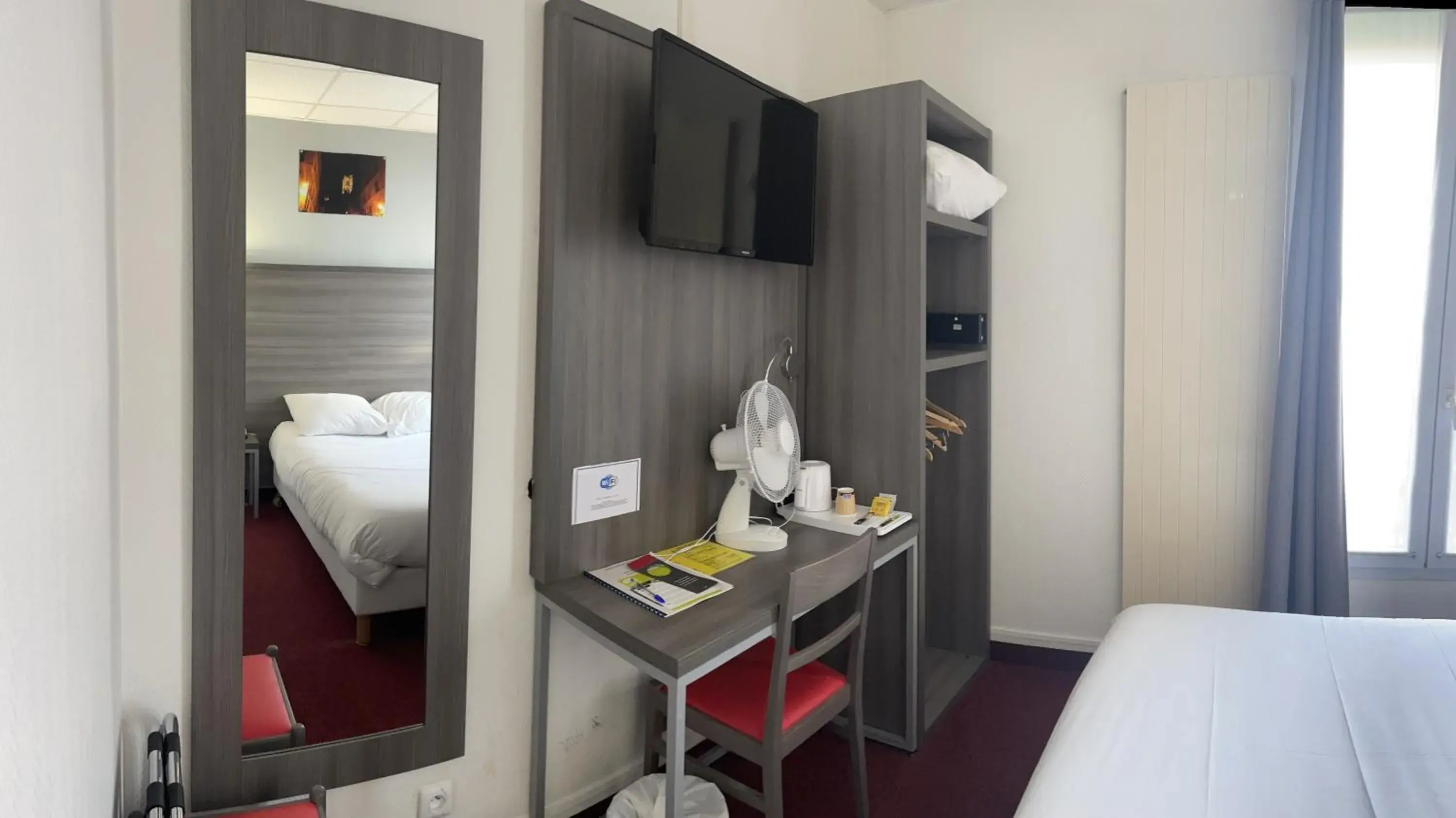 hair dresser, Bed in Hipotel Lilas Gambetta hair dresser, Bed in Hipotel Lilas Gambetta