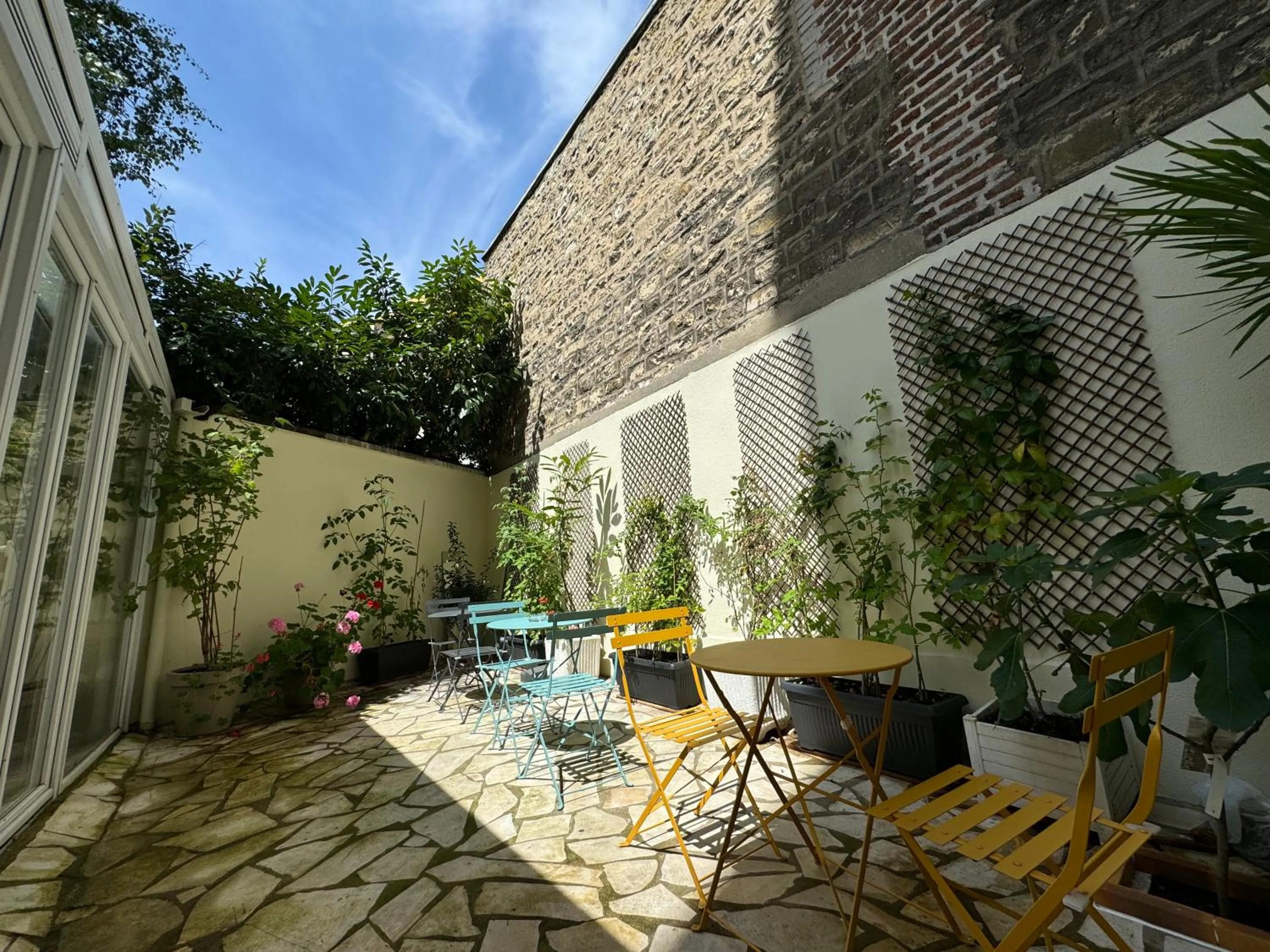 Patio in Hipotel Lilas Gambetta