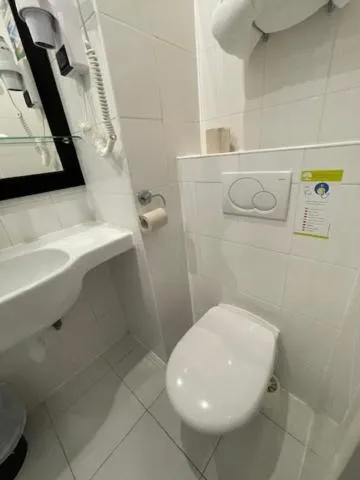 Toilet in Hipotel Lilas Gambetta