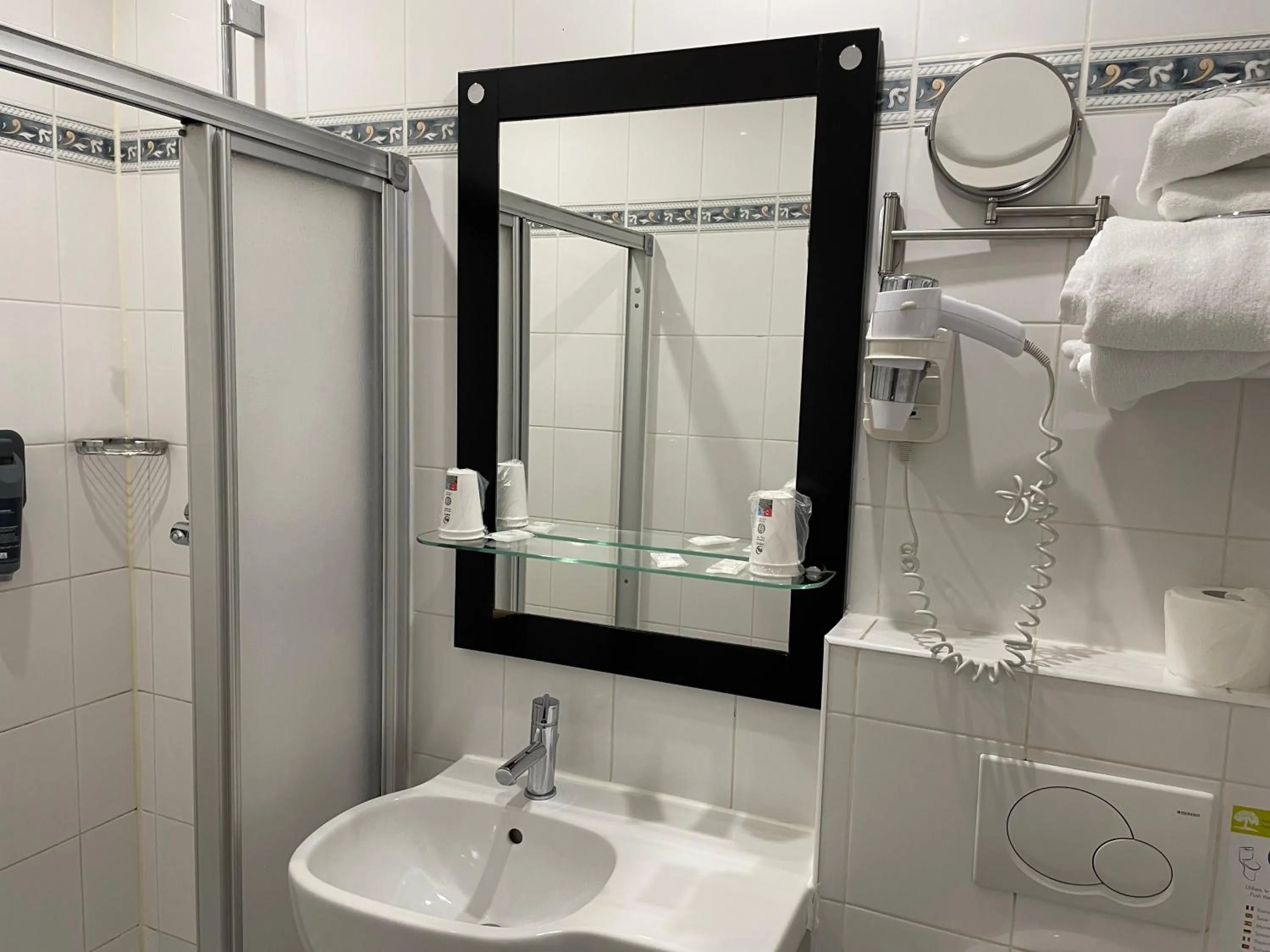 Bathroom in Hipotel Lilas Gambetta