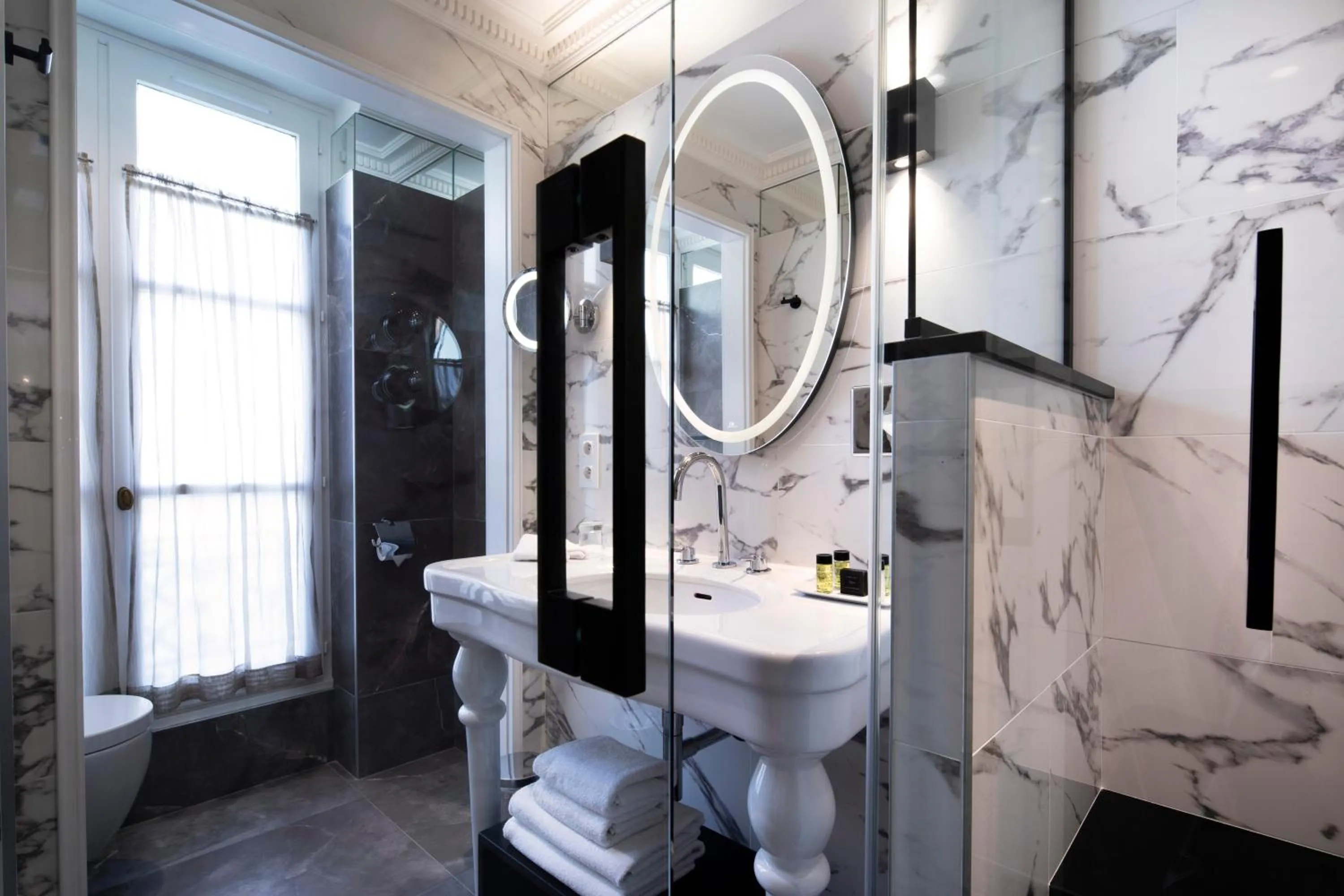 Shower in Hôtel des Grands Hommes