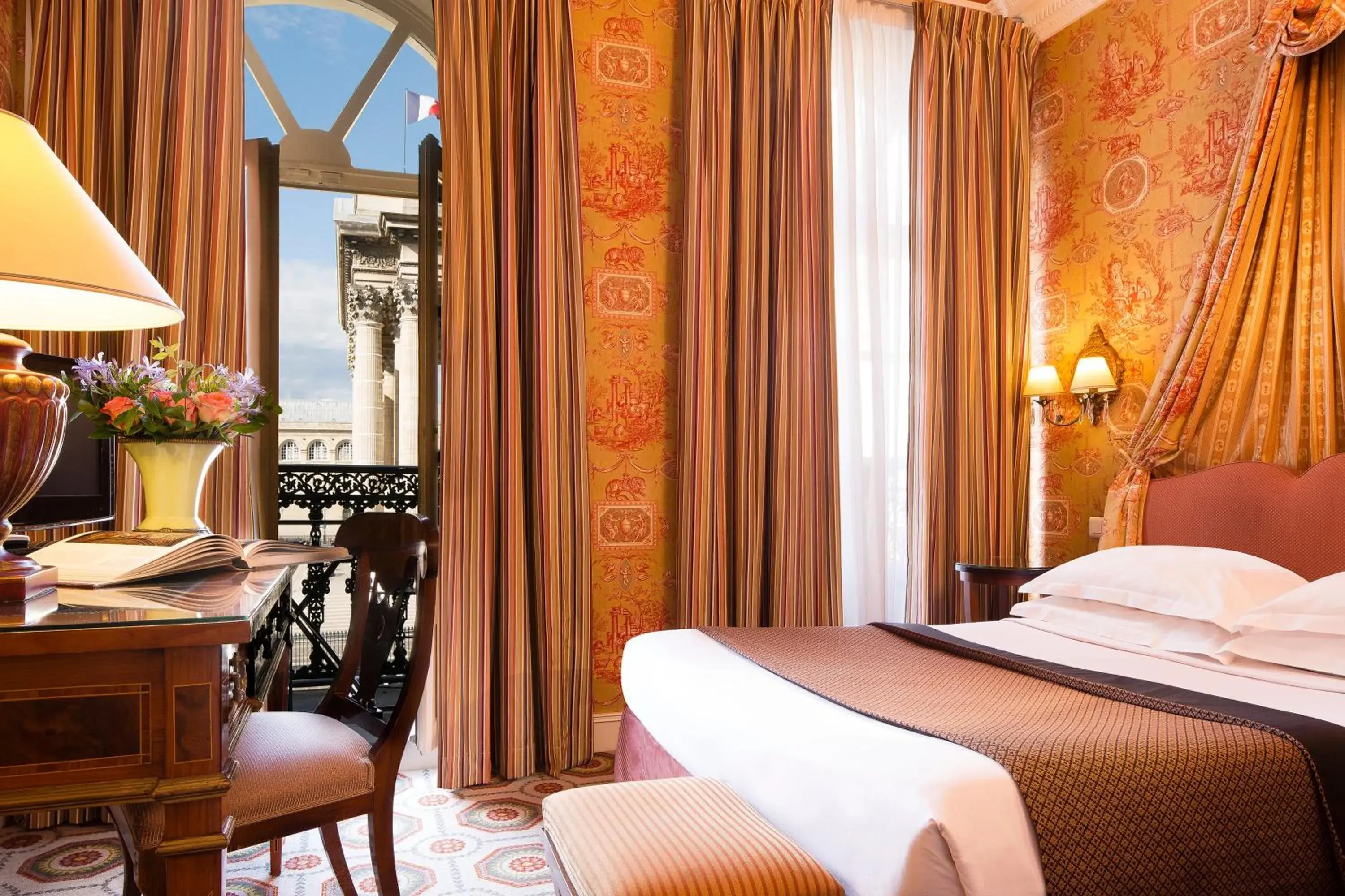 Superior Room with Balcony in Hôtel des Grands Hommes Superior Room with Balcony in Hôtel des Grands Hommes