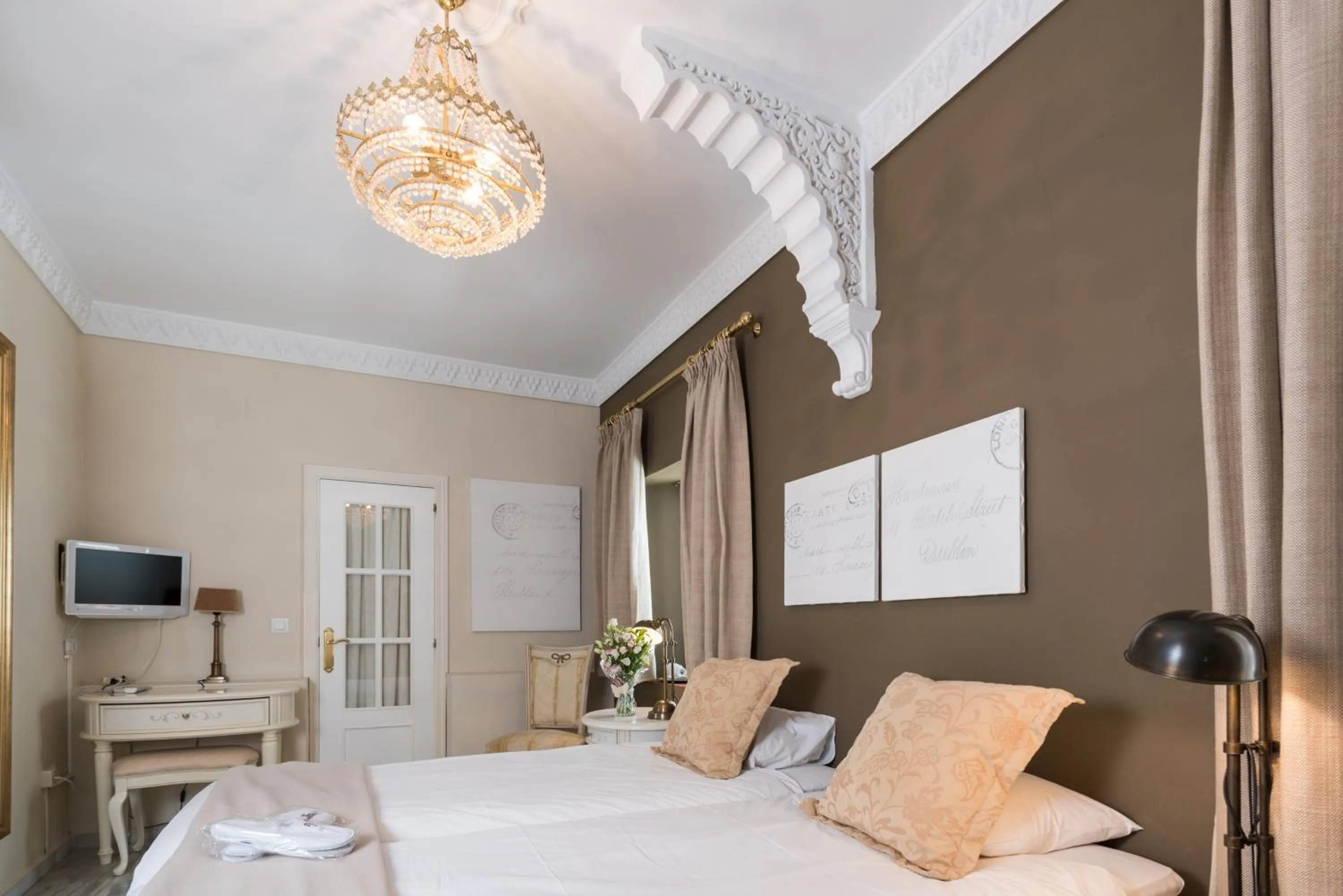 Photo of the whole room, Bed in The Town House