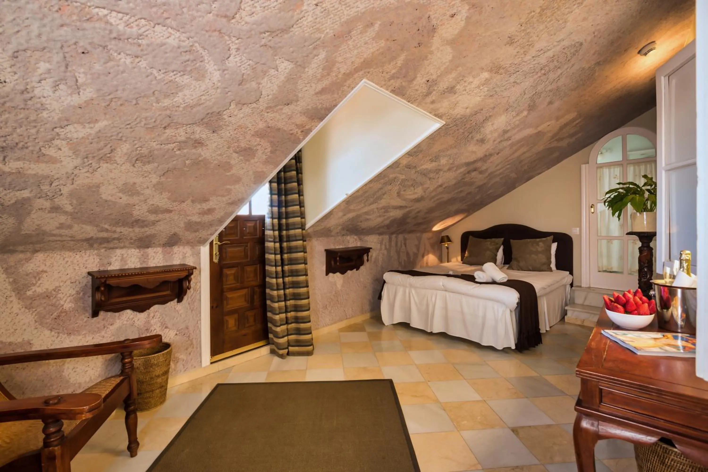 Photo of the whole room, Bed in The Town House