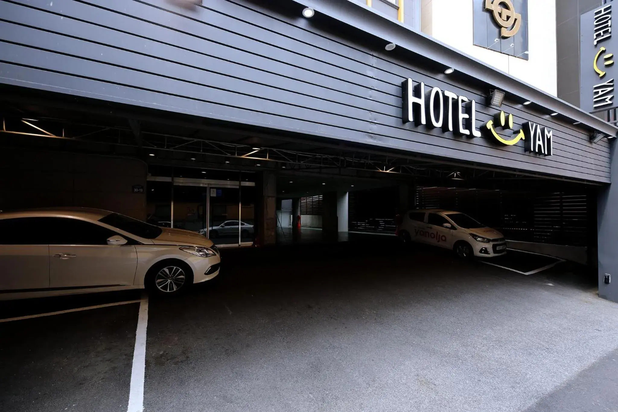 Property building in Hotel Yam Property building in Hotel Yam