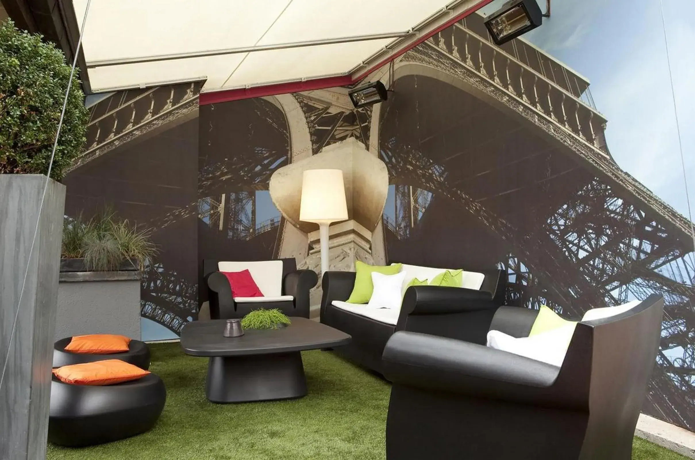Lounge or bar in Le 7 Eiffel Hotel by Malone Lounge or bar in Le 7 Eiffel Hotel by Malone