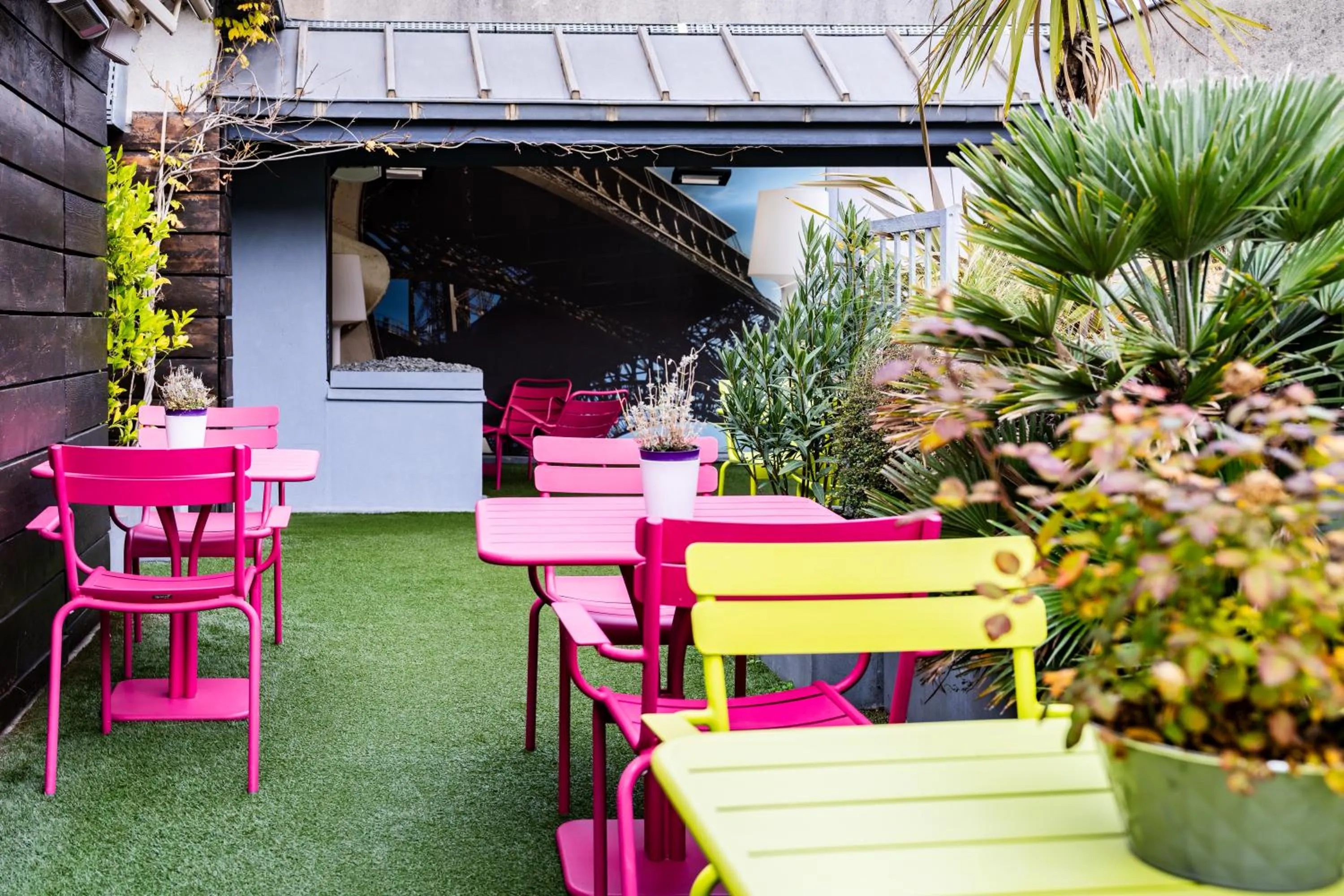 Garden in Le 7 Eiffel Hotel by Malone