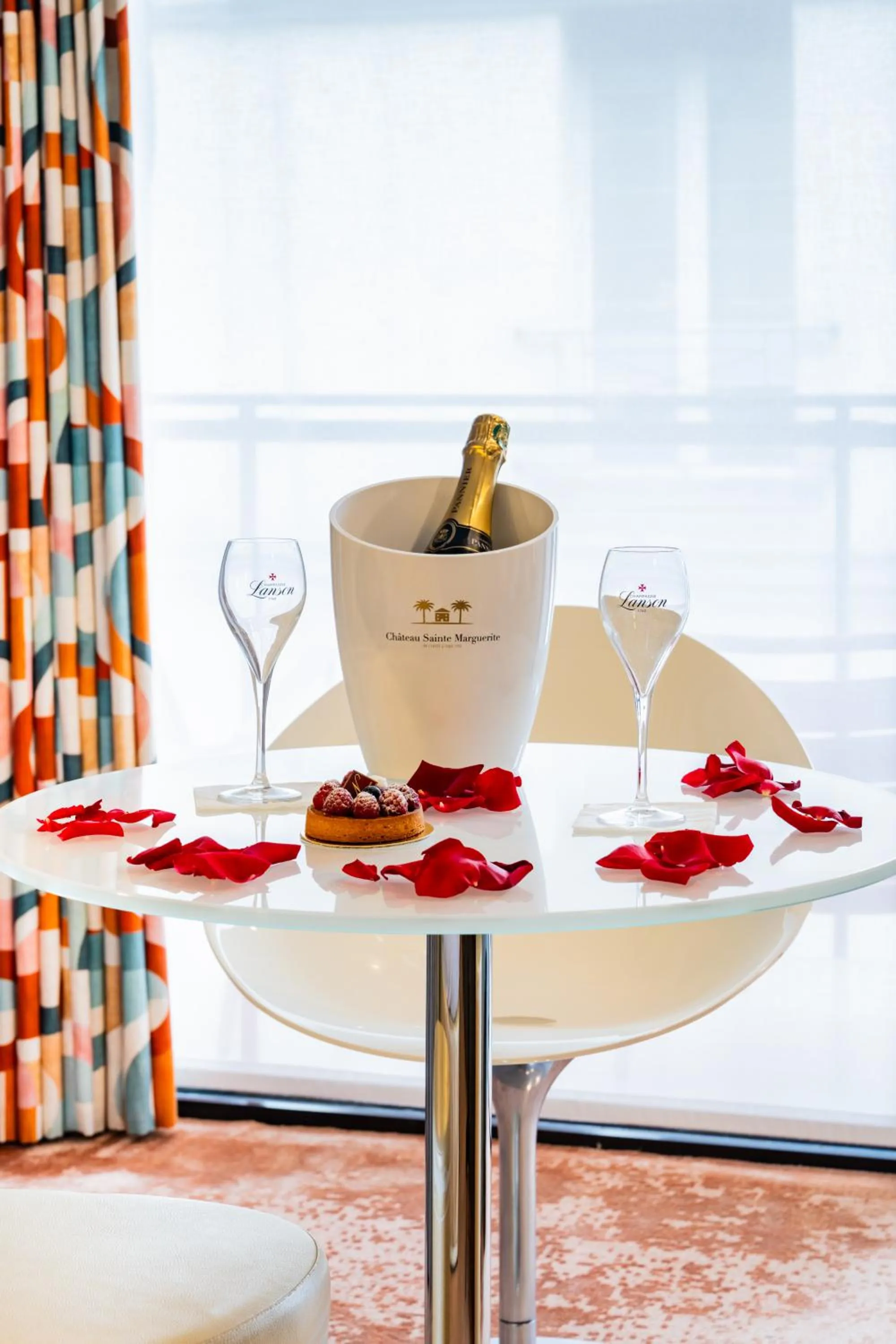 Food and drinks in Le 7 Eiffel Hotel by Malone