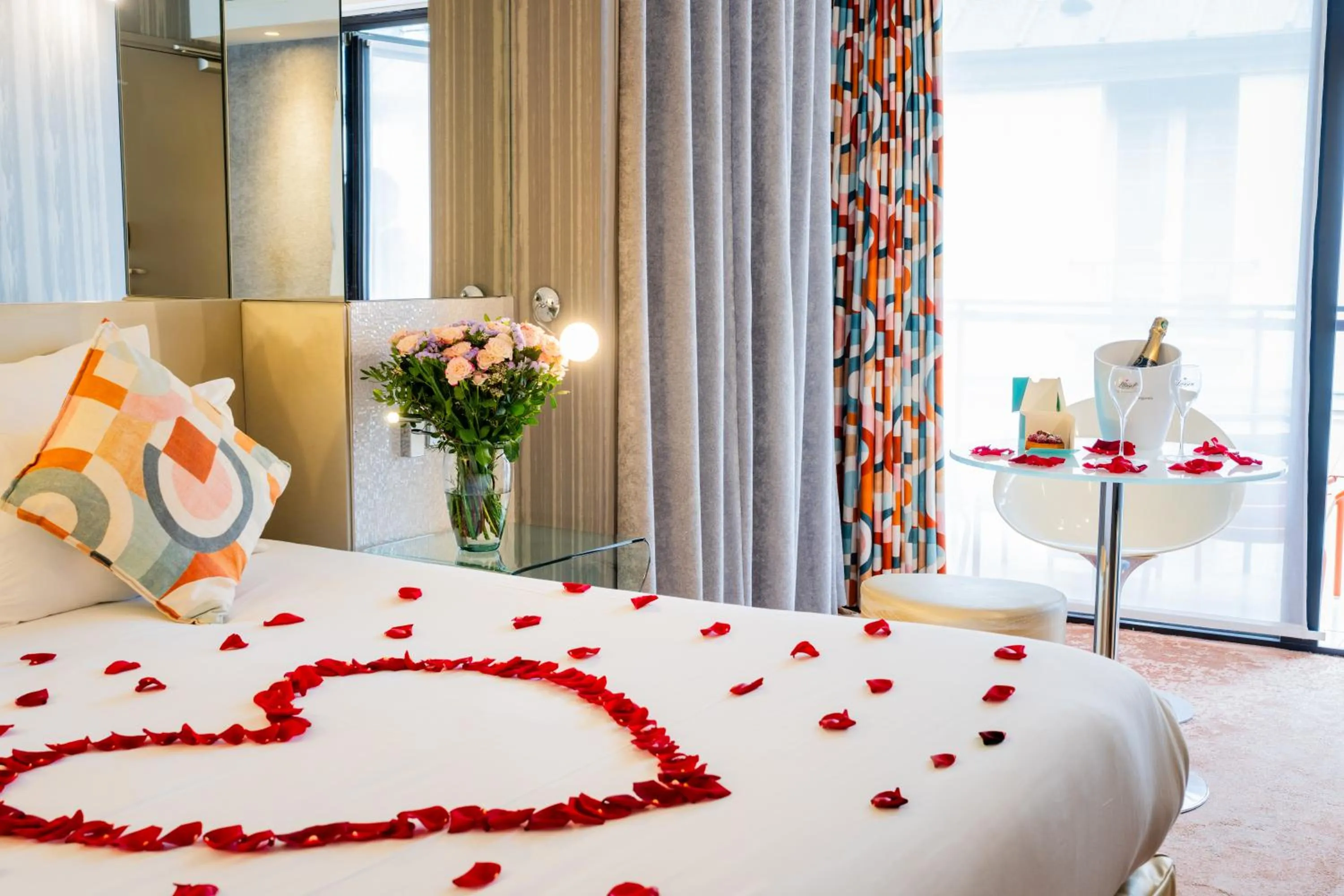 Bedroom, Bed in Le 7 Eiffel Hotel by Malone