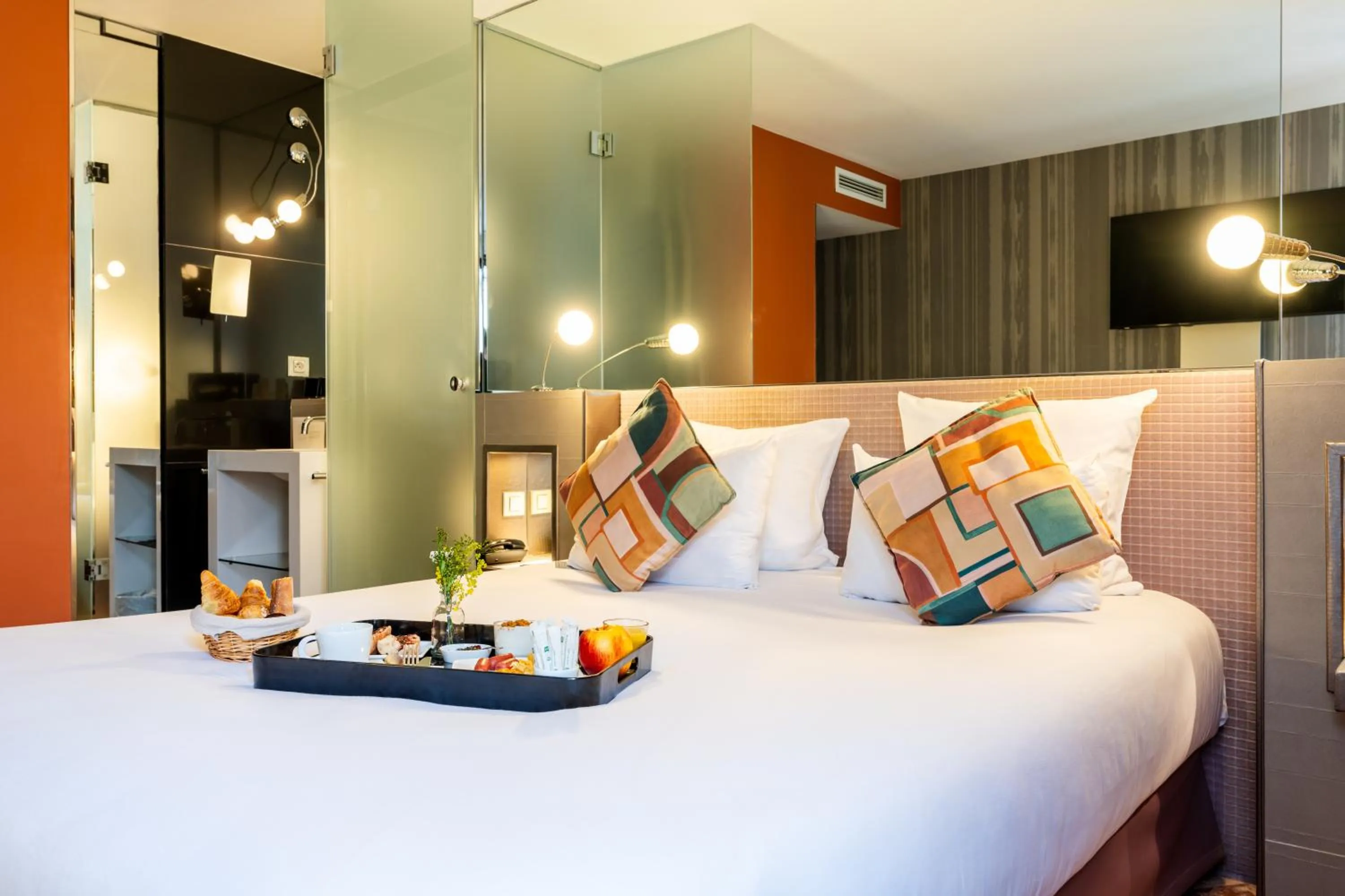 Breakfast, Bed in Le 7 Eiffel Hotel by Malone