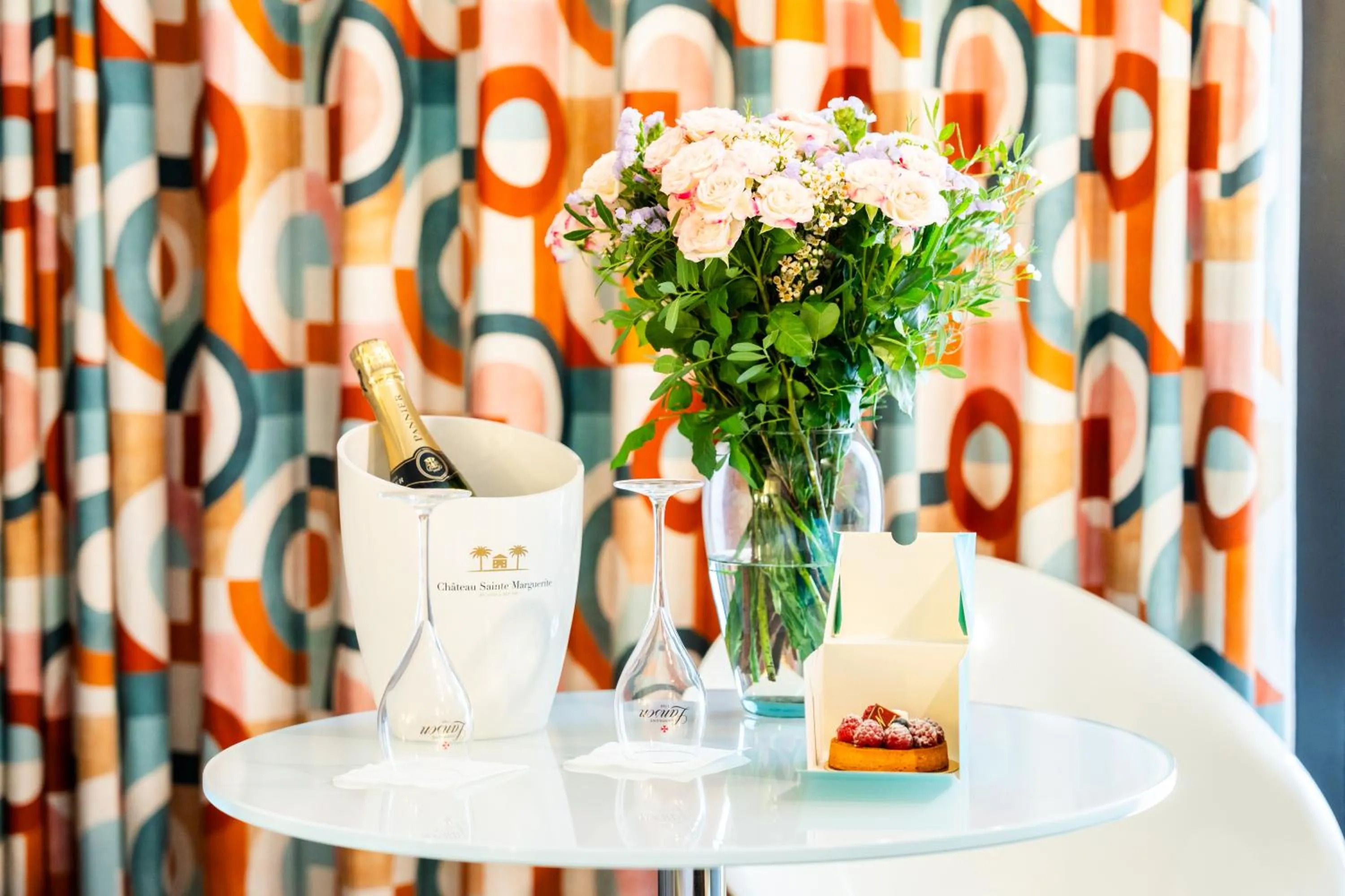 Food and drinks in Le 7 Eiffel Hotel by Malone