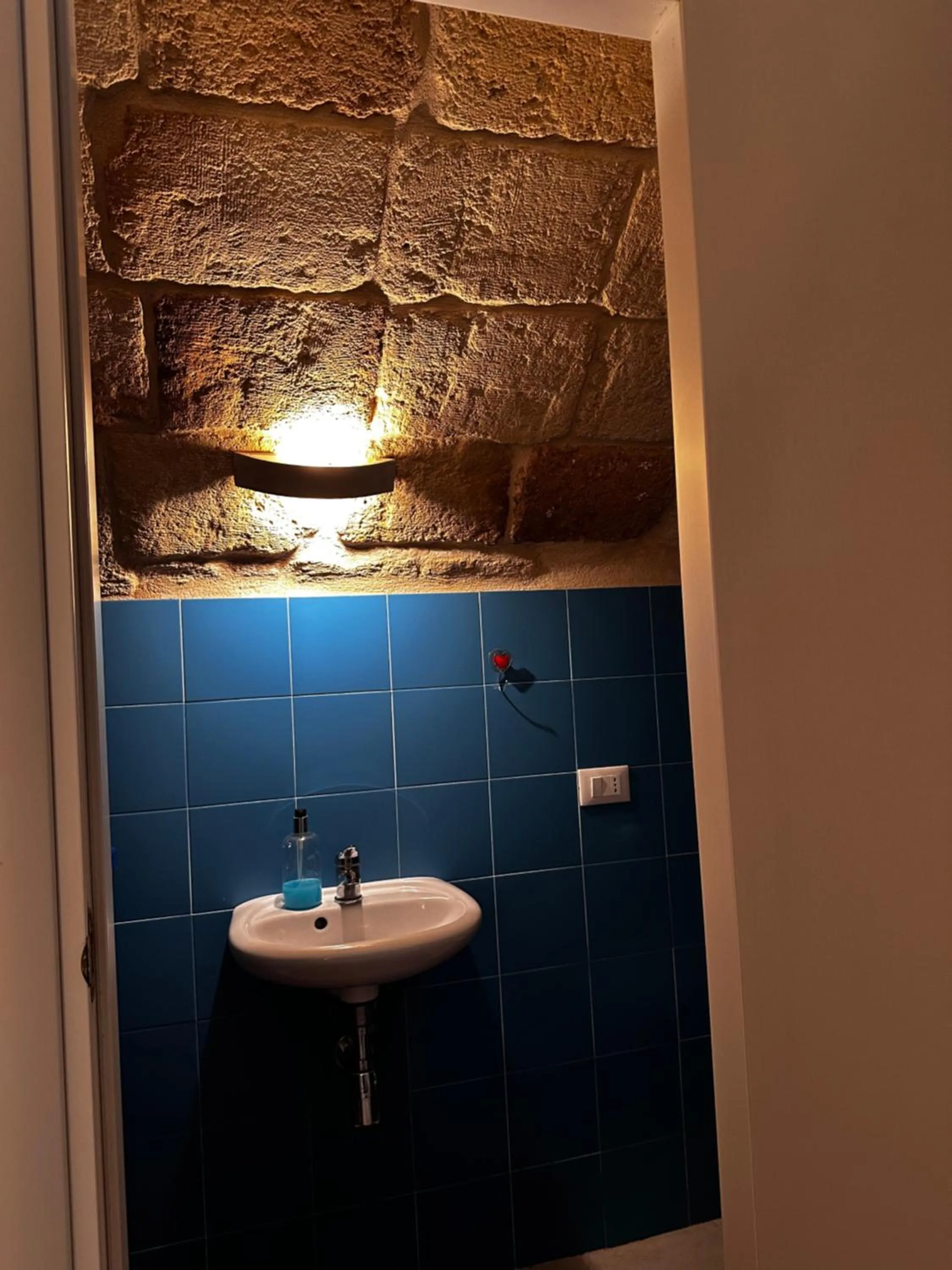 Kitchen or kitchenette in La Torre e il Mare Rooms by STHEY