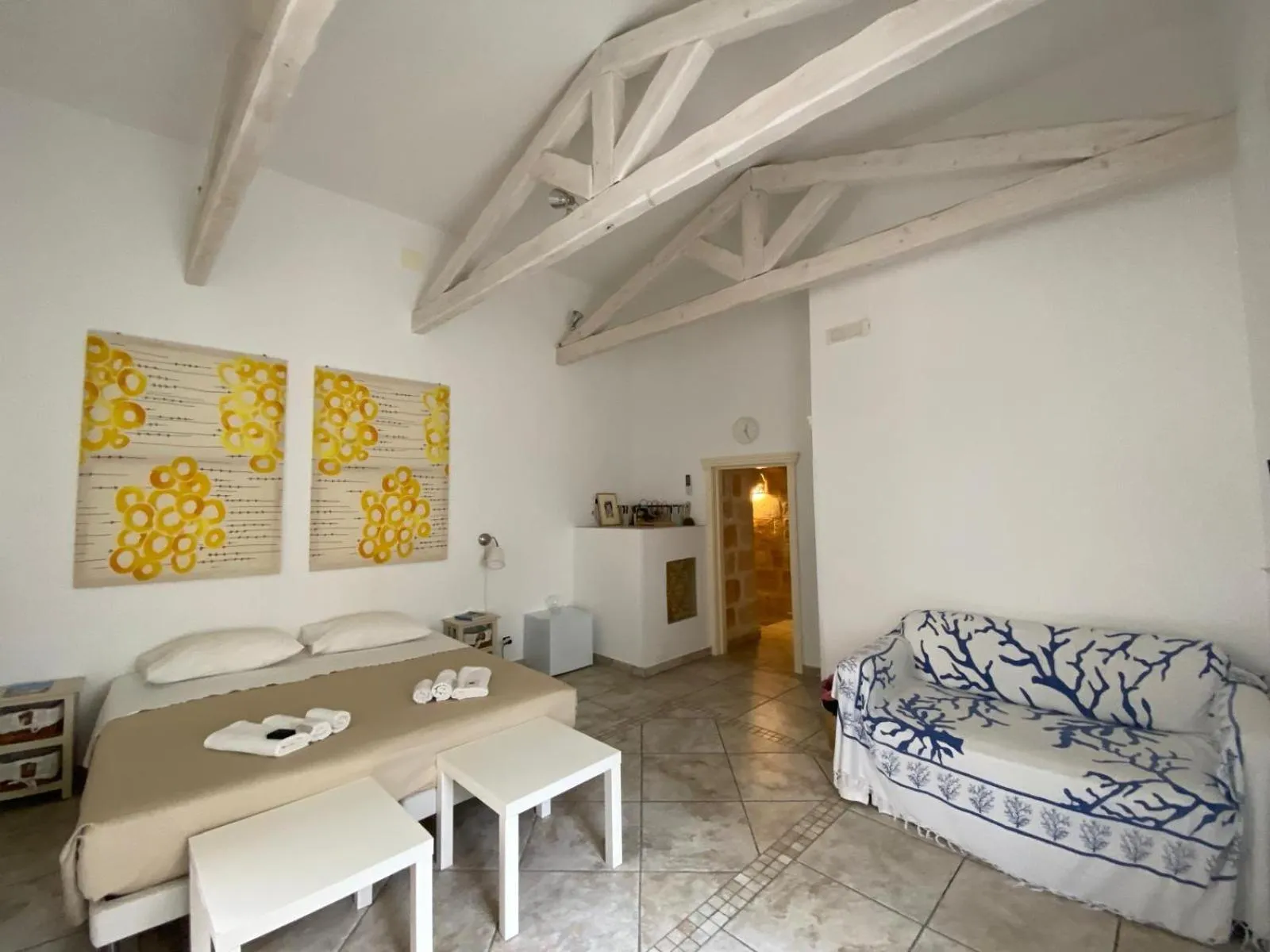 Seating area in La Torre e il Mare Rooms by STHEY