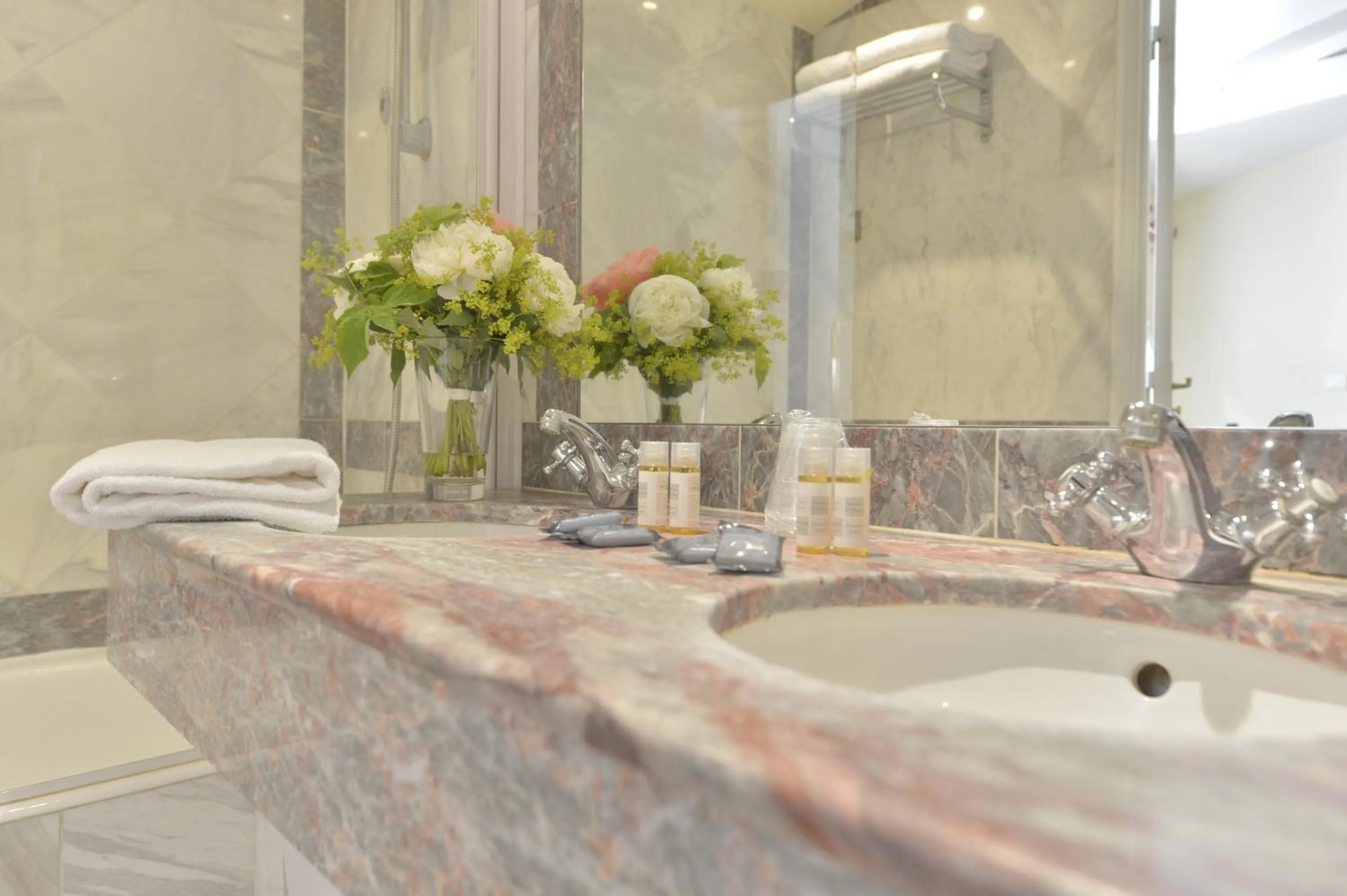 Bathroom in Hotel Suites Unic Renoir Saint-Germain