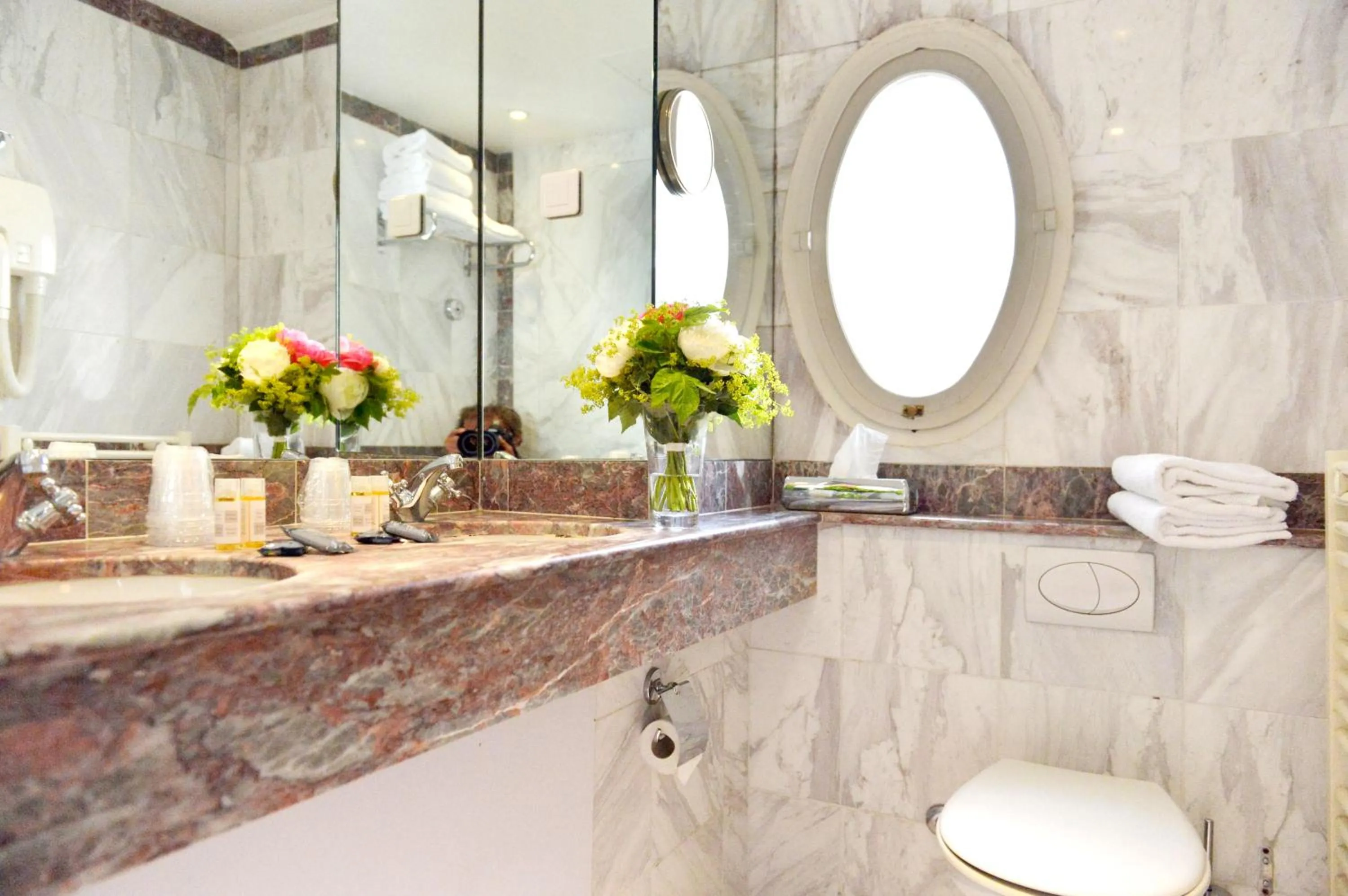 Bathroom in Hotel Suites Unic Renoir Saint-Germain