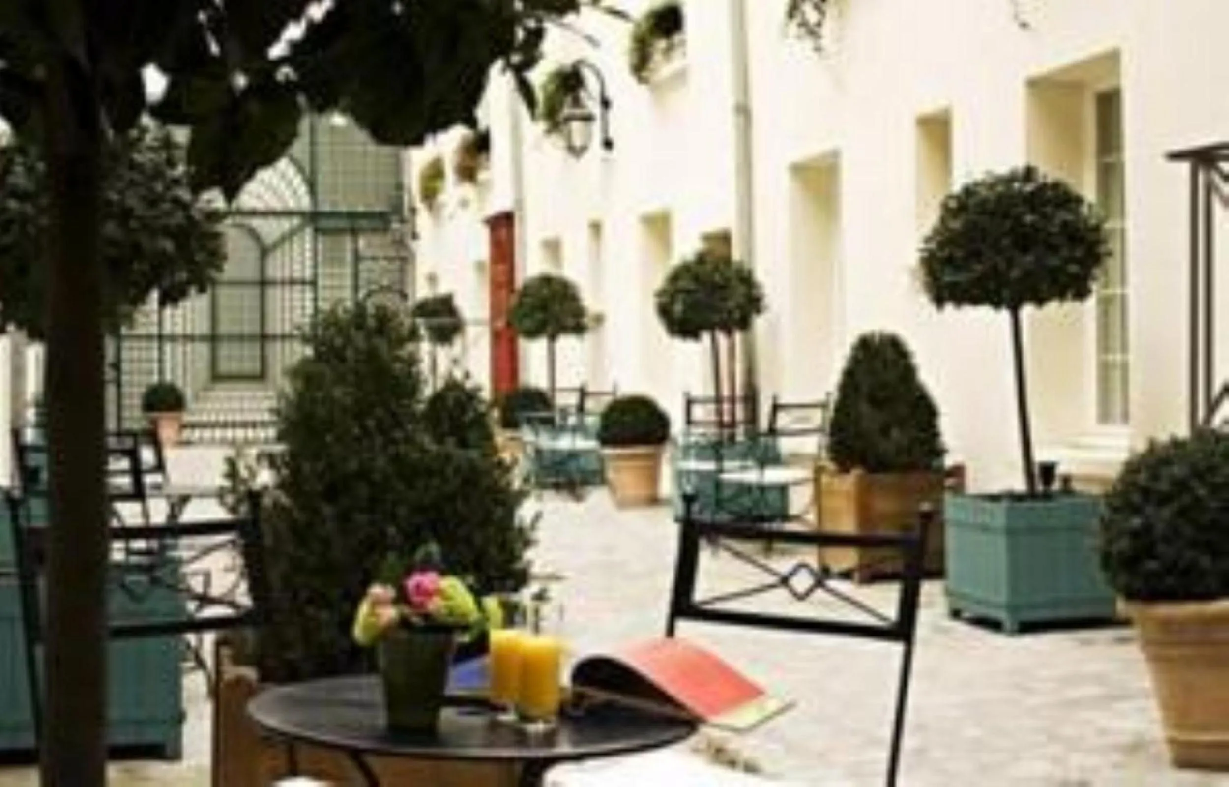 Facade/entrance in Hotel Suites Unic Renoir Saint-Germain