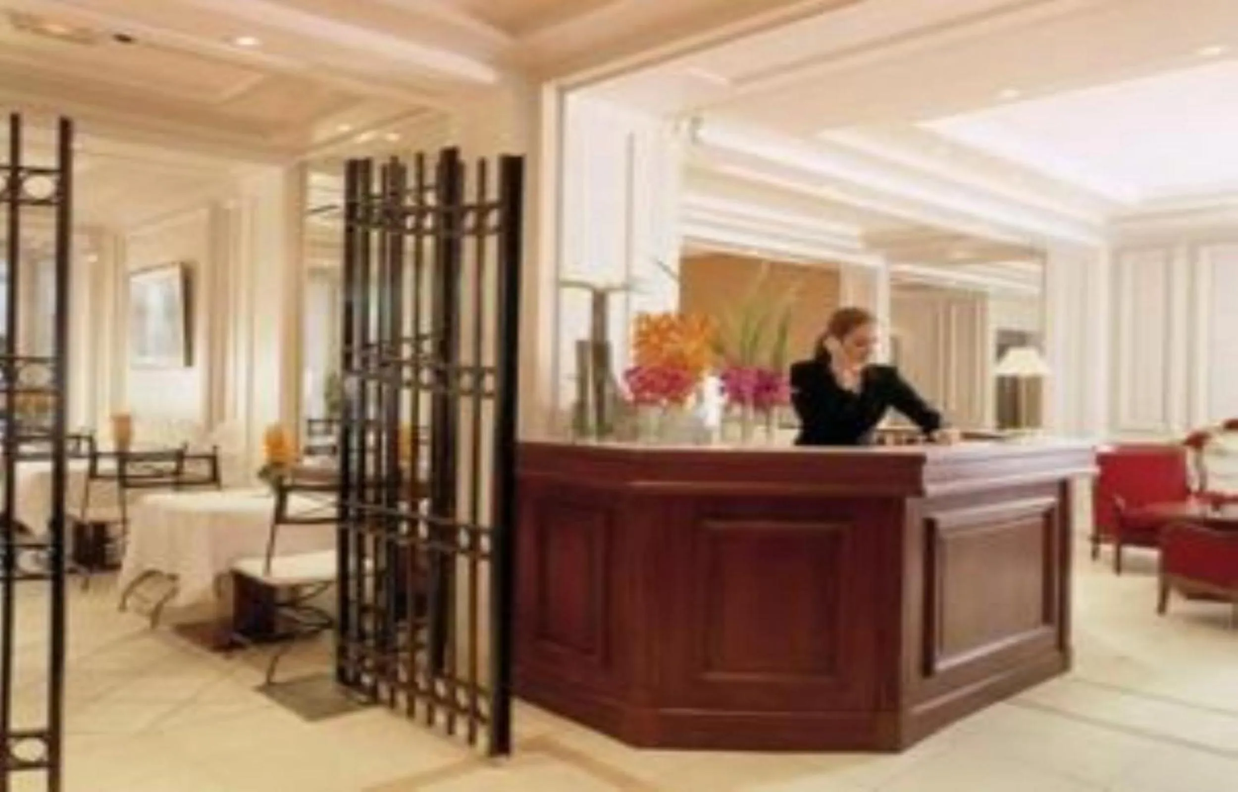 Staff, Lobby/Reception in Hotel Suites Unic Renoir Saint-Germain