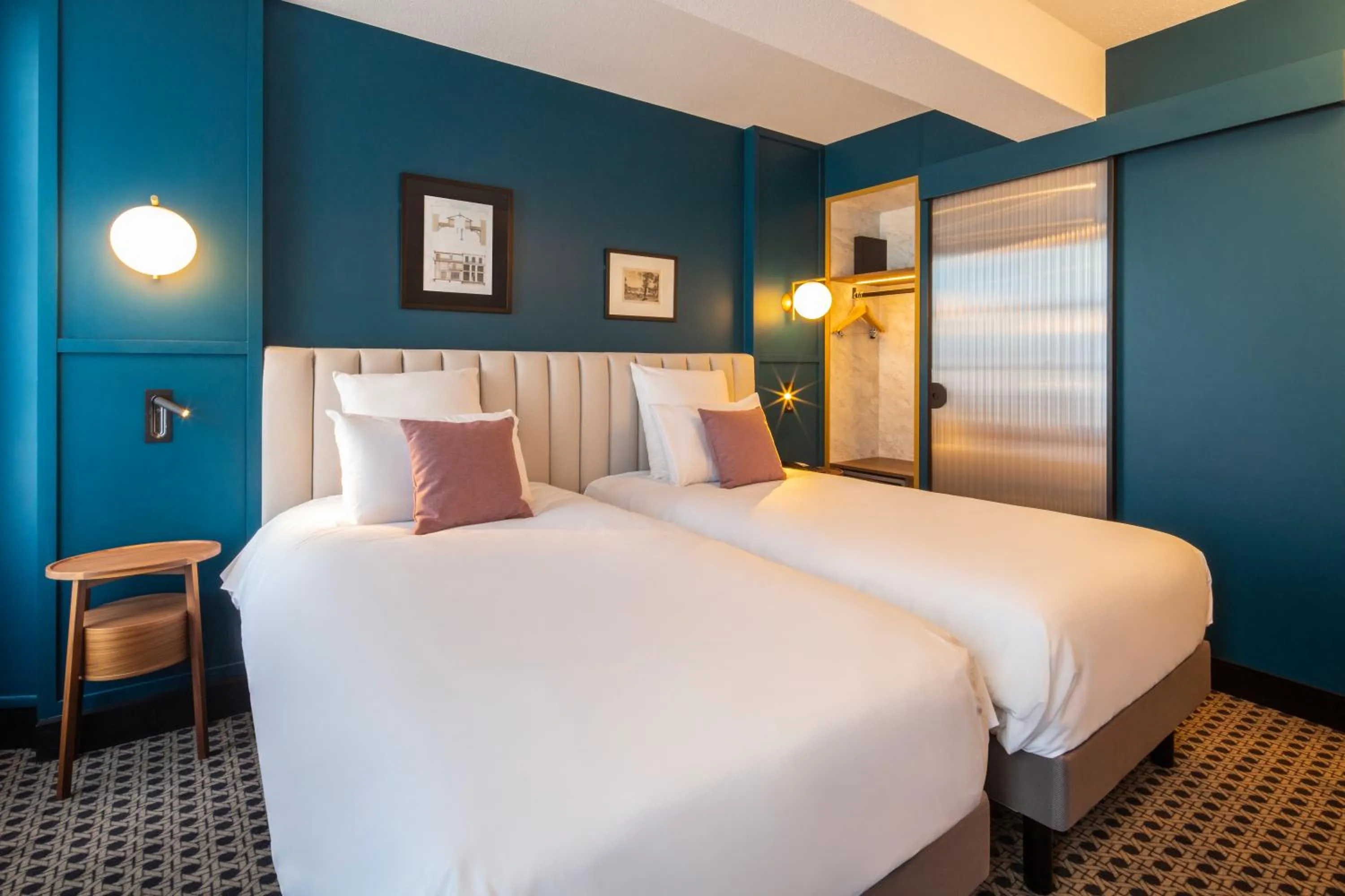 Bedroom, Bed in Mercure Versailles Chateau