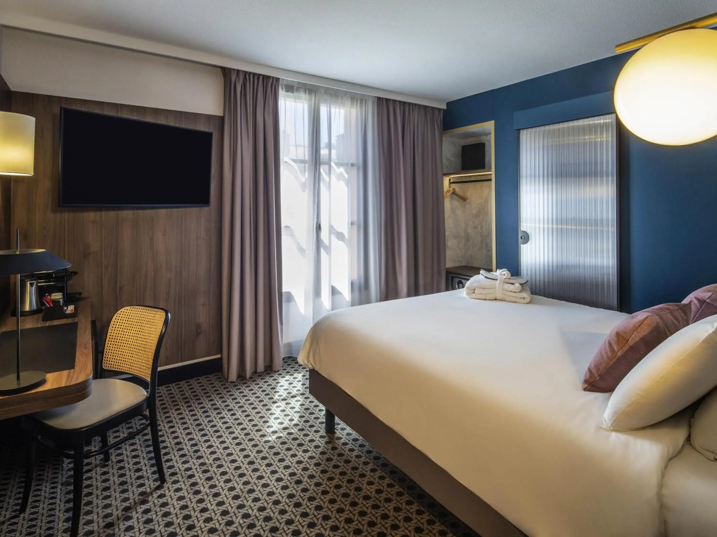 Property building, Bed in Mercure Versailles Chateau Property building, Bed in Mercure Versailles Chateau