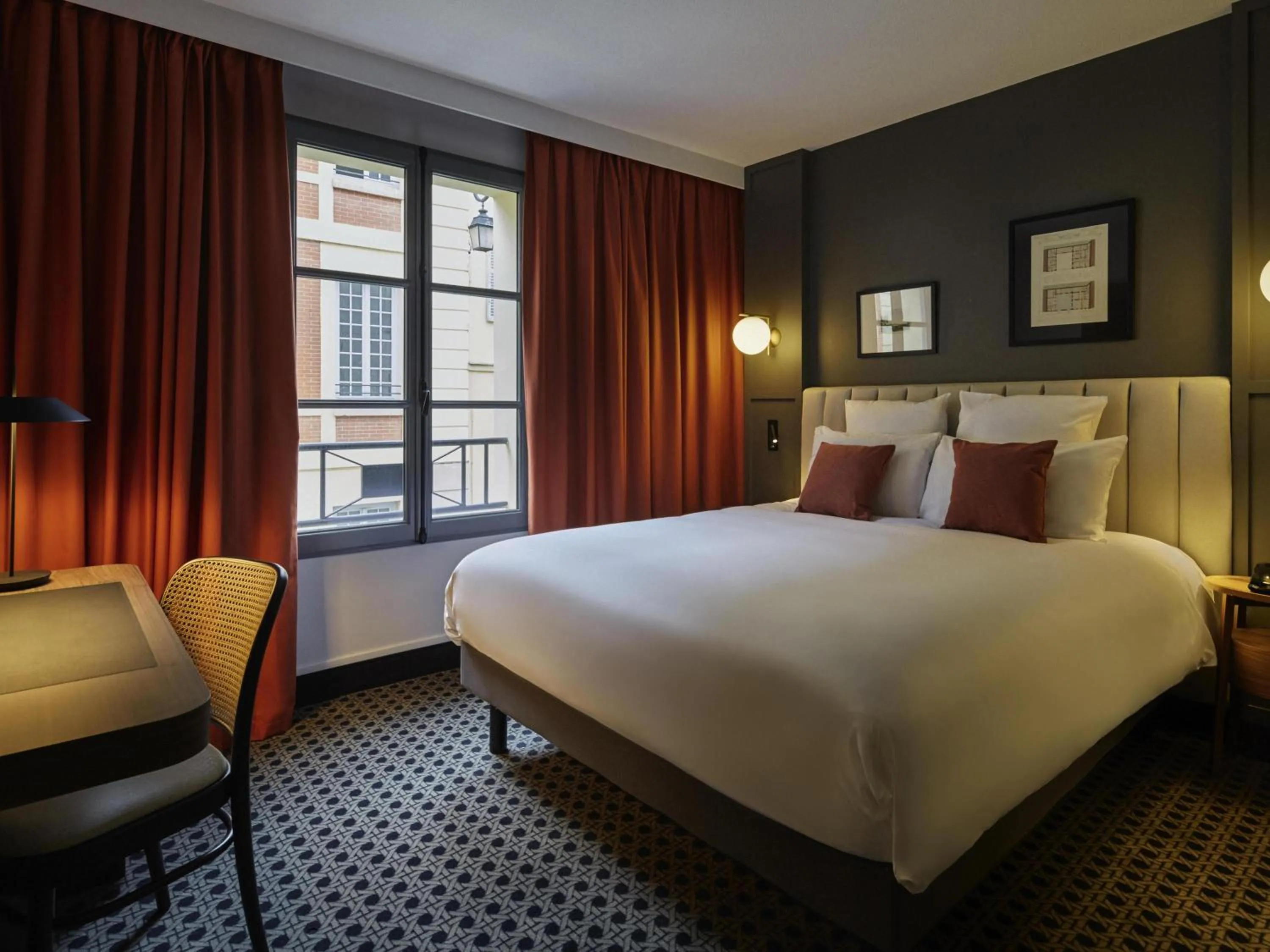 Bedroom, Bed in Mercure Versailles Chateau