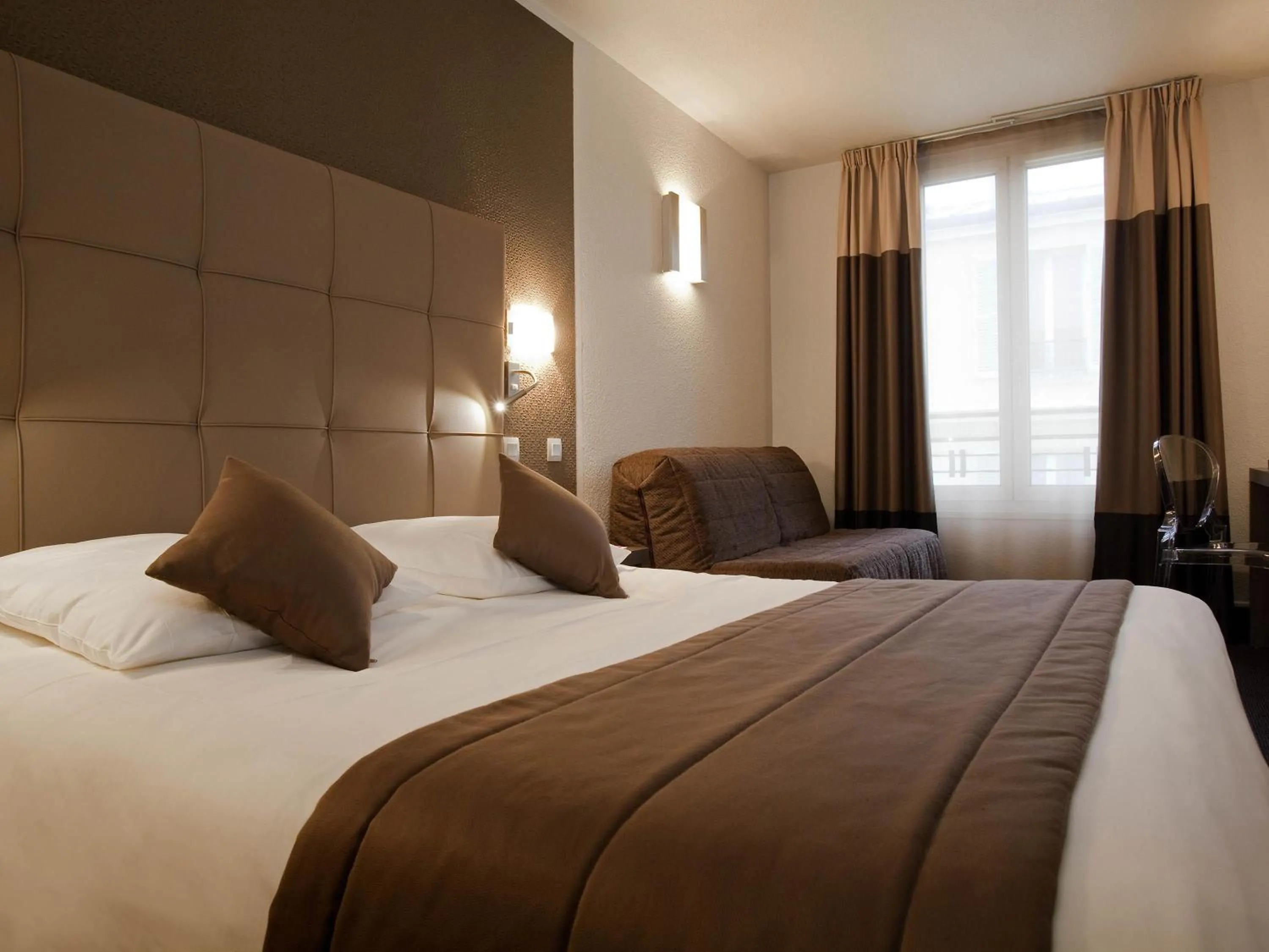 Bedroom, Bed in Mercure Versailles Chateau