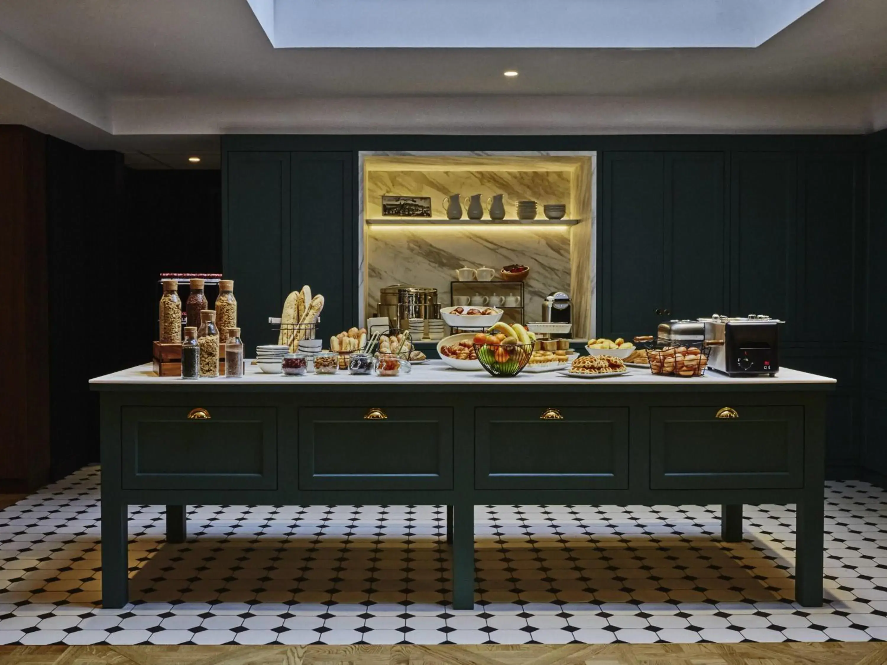 Property building in Mercure Versailles Chateau Property building in Mercure Versailles Chateau