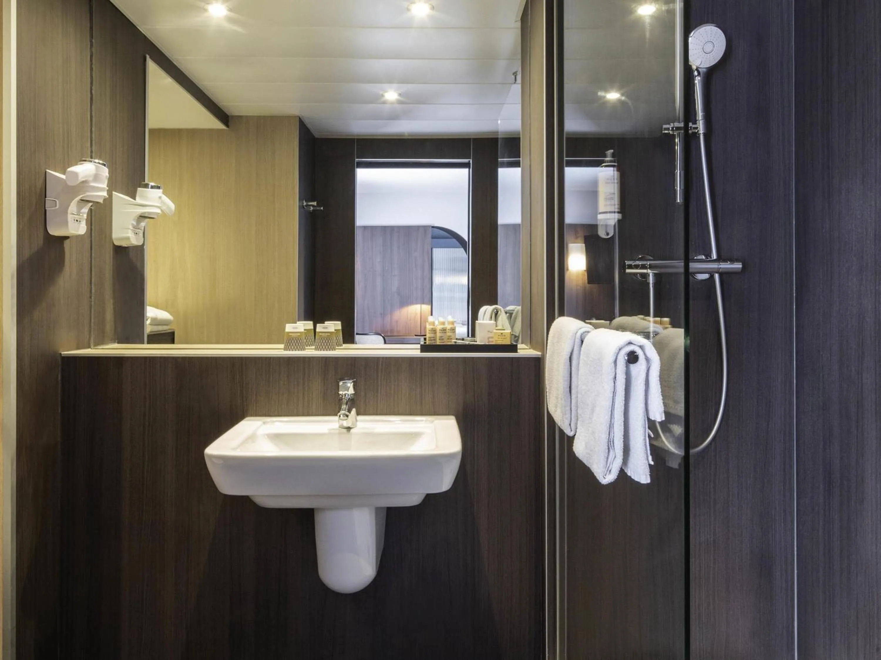 Bedroom in Mercure Versailles Chateau