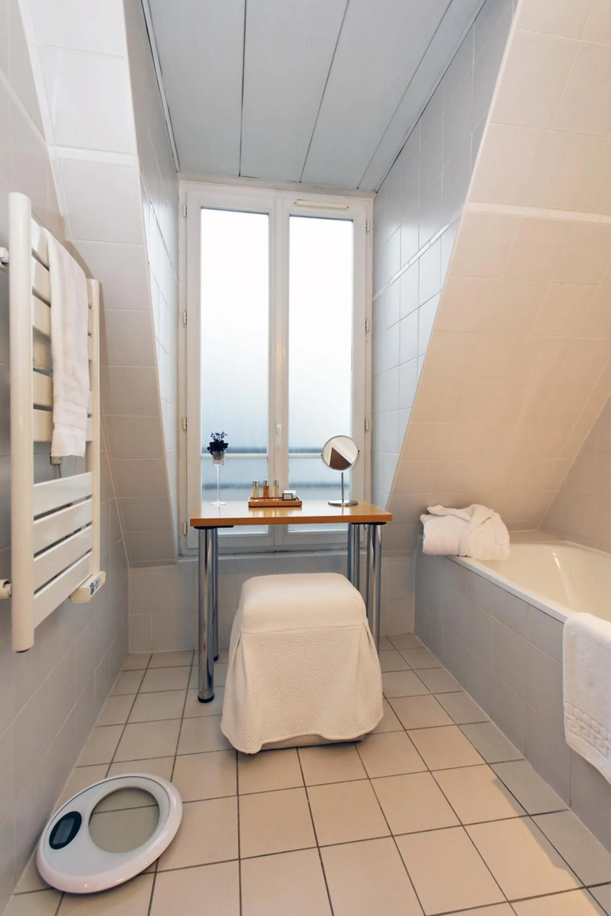 Bathroom, Bed in Hotel La Manufacture