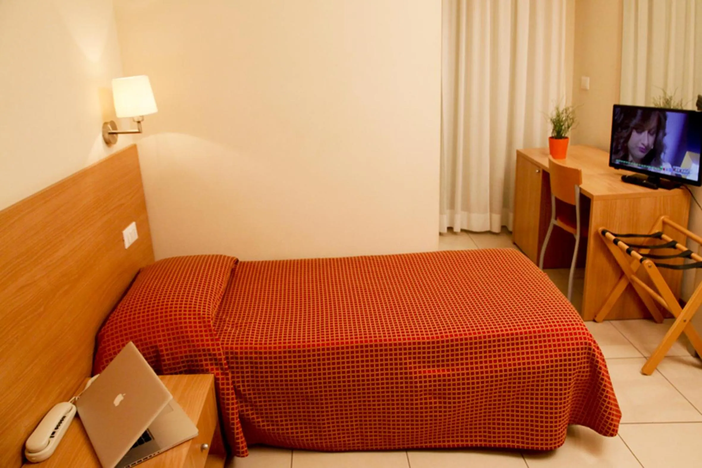 Bedroom, Bed in Hotel Majorca sul Mare in centro a Riccione con Area Fitness