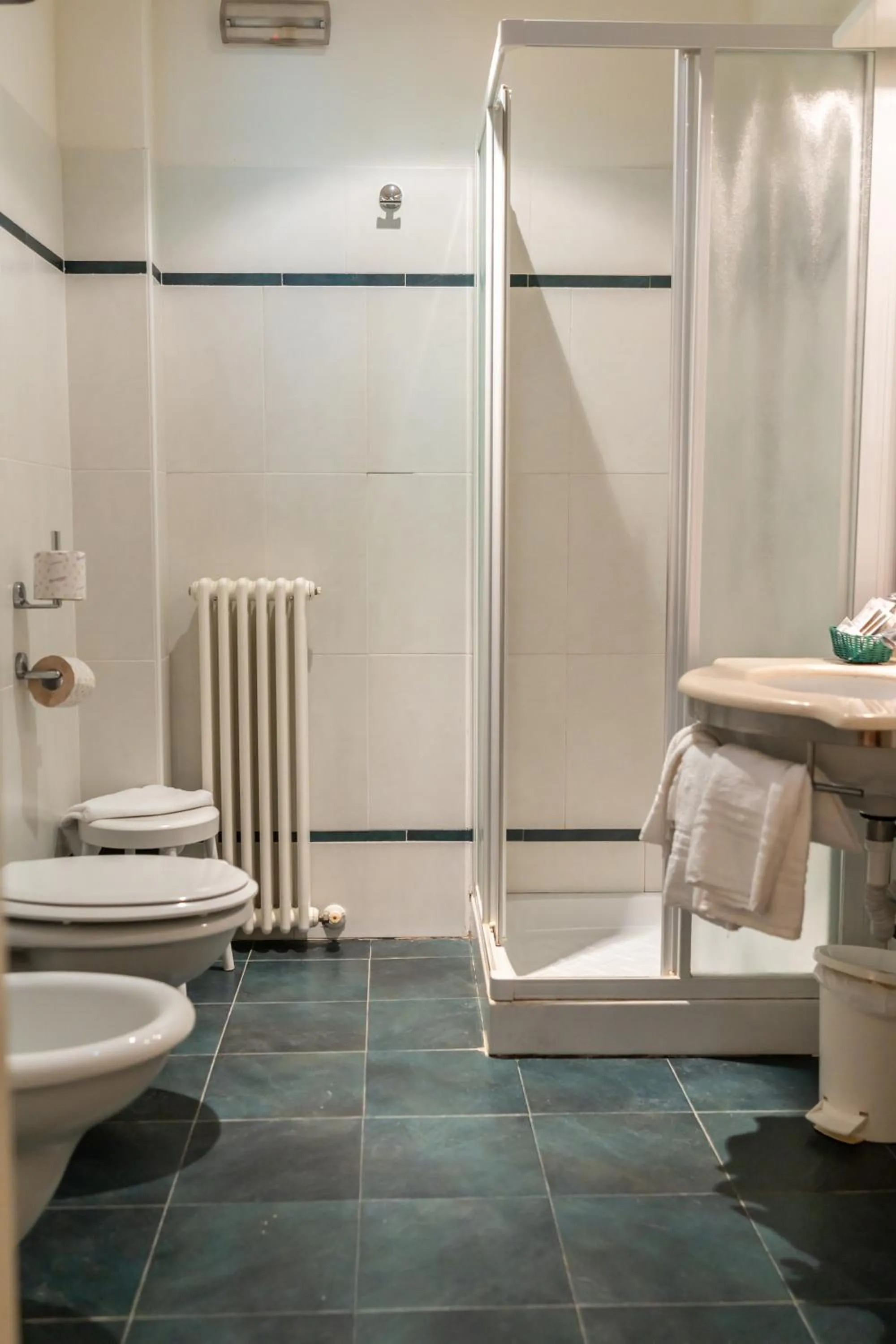 Bathroom in Hotel Majorca sul Mare in centro a Riccione con Area Fitness